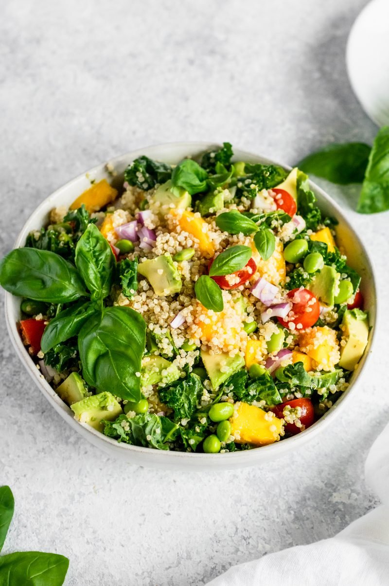 ¡Una deliciosa y fácil receta de ensalada de quinua que es perfecta para almuerzos y cenas entre semana! Encontrarás ensalada de quinua con garbanzos, frijoles negros, pollo, mariscos y muchas verduras. Estas deliciosas quinuas están llenas de fibra y proteína Ensaladas que son todos libres de gluten será su nueva forma favorita de cocinar con quinua. Ensalada de mango, edamame y quinua en un tazón