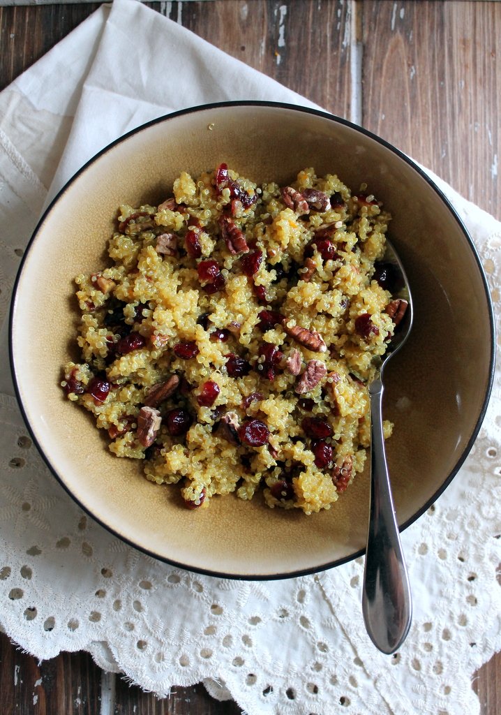 ¡Una deliciosa y fácil receta de ensalada de quinua que es perfecta para almuerzos y cenas entre semana! Encontrarás ensalada de quinua con garbanzos, frijoles negros, pollo, mariscos y muchas verduras. Estas deliciosas quinuas están llenas de fibra y proteína Ensaladas que son todos libres de gluten será su nueva forma favorita de cocinar con quinua. Ensalada de quinoa con arándanos en un recipiente sobre lino blanco