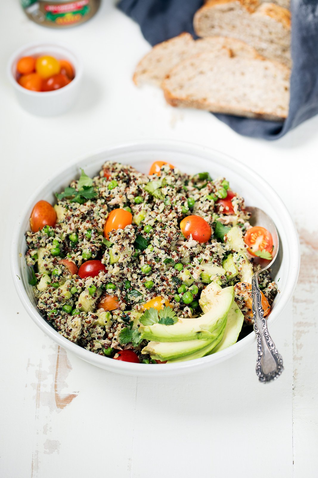 ¡Receta de ensalada de quinua fácil y sabrosa que es perfecta para almuerzos y cenas entre semana! Encontrarás ensalada de quinua con garbanzos, frijoles negros, pollo, mariscos y muchas verduras. Estas deliciosas quinuas están repletas de fibra y proteínas. sin gluten será tu nueva forma favorita de cocinar con quinua. Ensalada De Quinoa De Atún Con Tomates Y Aguacate En Un Tazón Con Una Cuchara