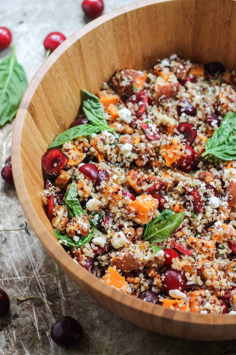 ¡Una deliciosa y fácil receta de ensalada de quinua que es perfecta para almuerzos y cenas entre semana! Encontrarás ensalada de quinua con garbanzos, frijoles negros, pollo, mariscos y muchas verduras. Estas deliciosas quinuas están llenas de fibra y proteína Ensaladas que son todos libres de gluten será su nueva forma favorita de cocinar con quinua. Ensalada De Quinoa Y Cereza De Calabaza Butternut En Tazón De Madera