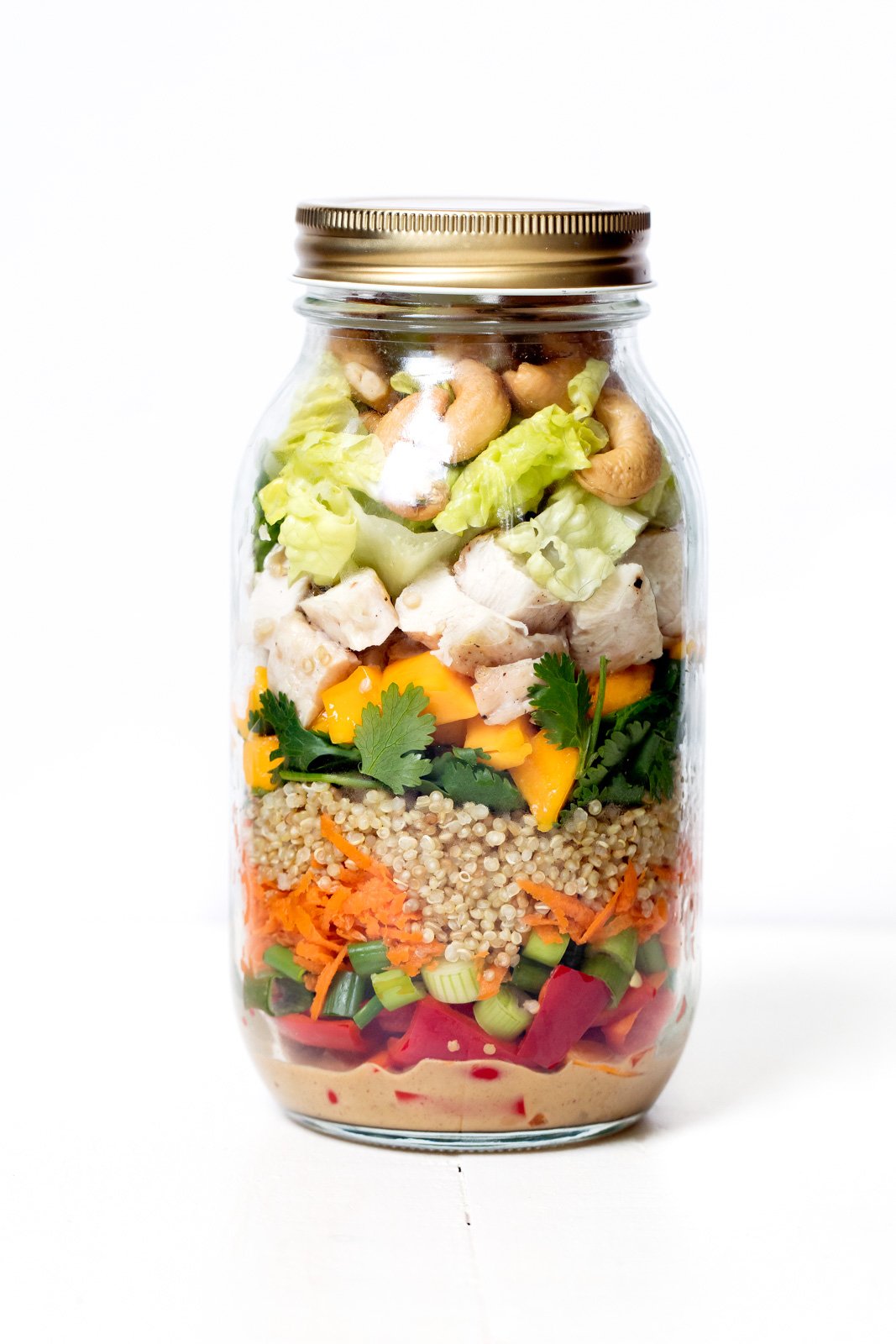 ¡Una deliciosa y fácil receta de ensalada de quinua que es perfecta para almuerzos y cenas entre semana! Encontrarás ensalada de quinua con garbanzos, frijoles negros, pollo, mariscos y muchas verduras. Estas deliciosas quinuas están llenas de fibra y proteína Ensaladas que son todos libres de gluten será su nueva forma favorita de cocinar con quinua. Ensalada tailandesa de pollo y quinua en un tarro de conservas
