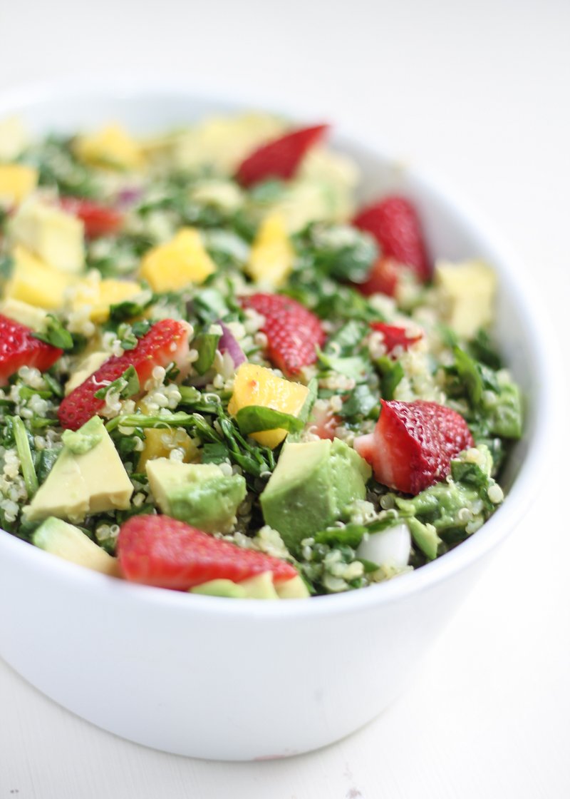 ¡Receta de ensalada de quinua fácil y sabrosa que es perfecta para almuerzos y cenas entre semana! Encontrarás ensalada de quinua con garbanzos, frijoles negros, pollo, mariscos y muchas verduras. Estas deliciosas quinuas están repletas de fibra y proteínas. sin gluten será tu nueva forma favorita de cocinar con quinua. Ensalada De Pesto De Quinoa Con Fresas, Aguacate Y Piña En Un Tazón Blanco