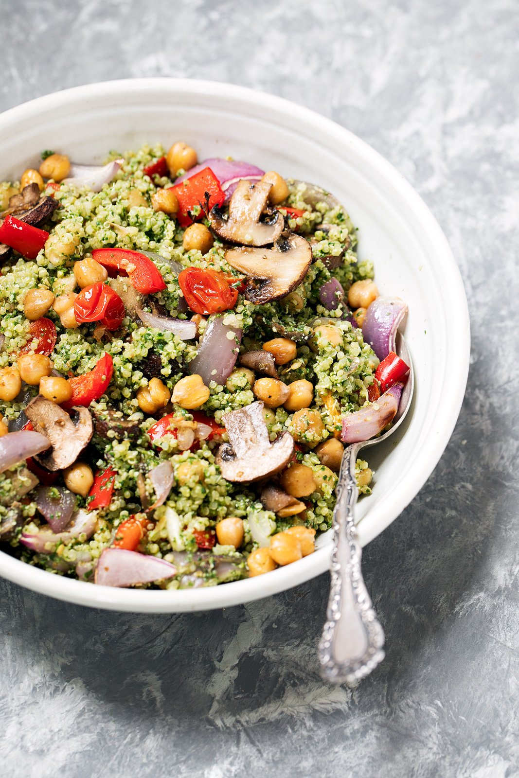 ¡Una deliciosa y fácil receta de ensalada de quinua que es perfecta para almuerzos y cenas entre semana! Encontrarás ensalada de quinua con garbanzos, frijoles negros, pollo, mariscos y muchas verduras. Estas deliciosas quinuas están llenas de fibra y proteína Ensaladas que son todos libres de gluten será su nueva forma favorita de cocinar con quinua. Ensalada De Quinoa De Verduras Asadas En Un Tazón Con Una Cuchara
