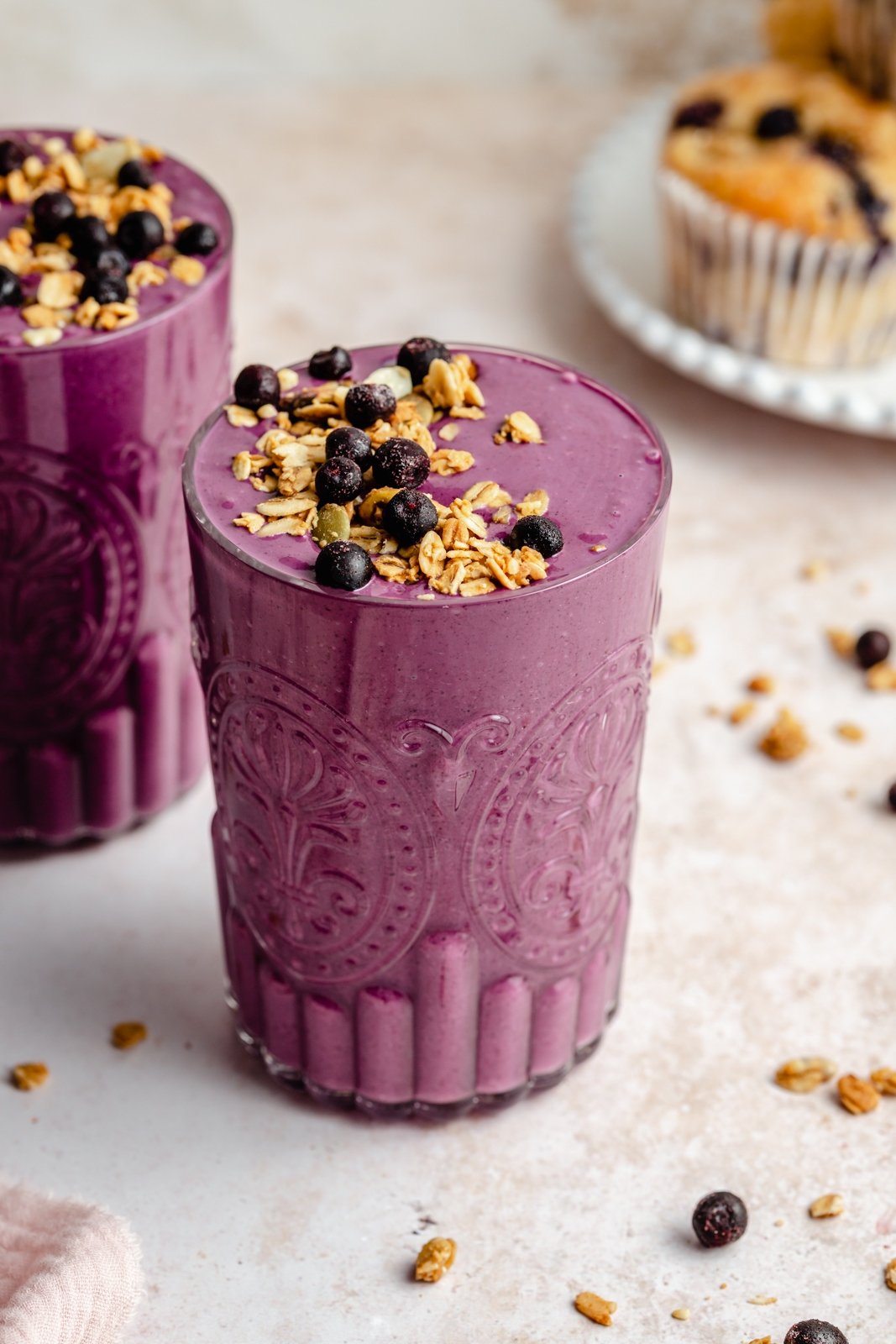 ¡Increíble batido de arándanos hecho con arándanos silvestres que sabe igual que muffins de arándanos recién horneados! Este nutritivo batido de arándanos y muffins no contiene plátano, es naturalmente dulce y está lleno de proteína griega en el yogur y lleno de sabor a muffins y lino gracias a la avena. Este delicioso desayuno o merienda incluye complementos de sabor opcionales! 2 tazas de batido de muffins de arándanos