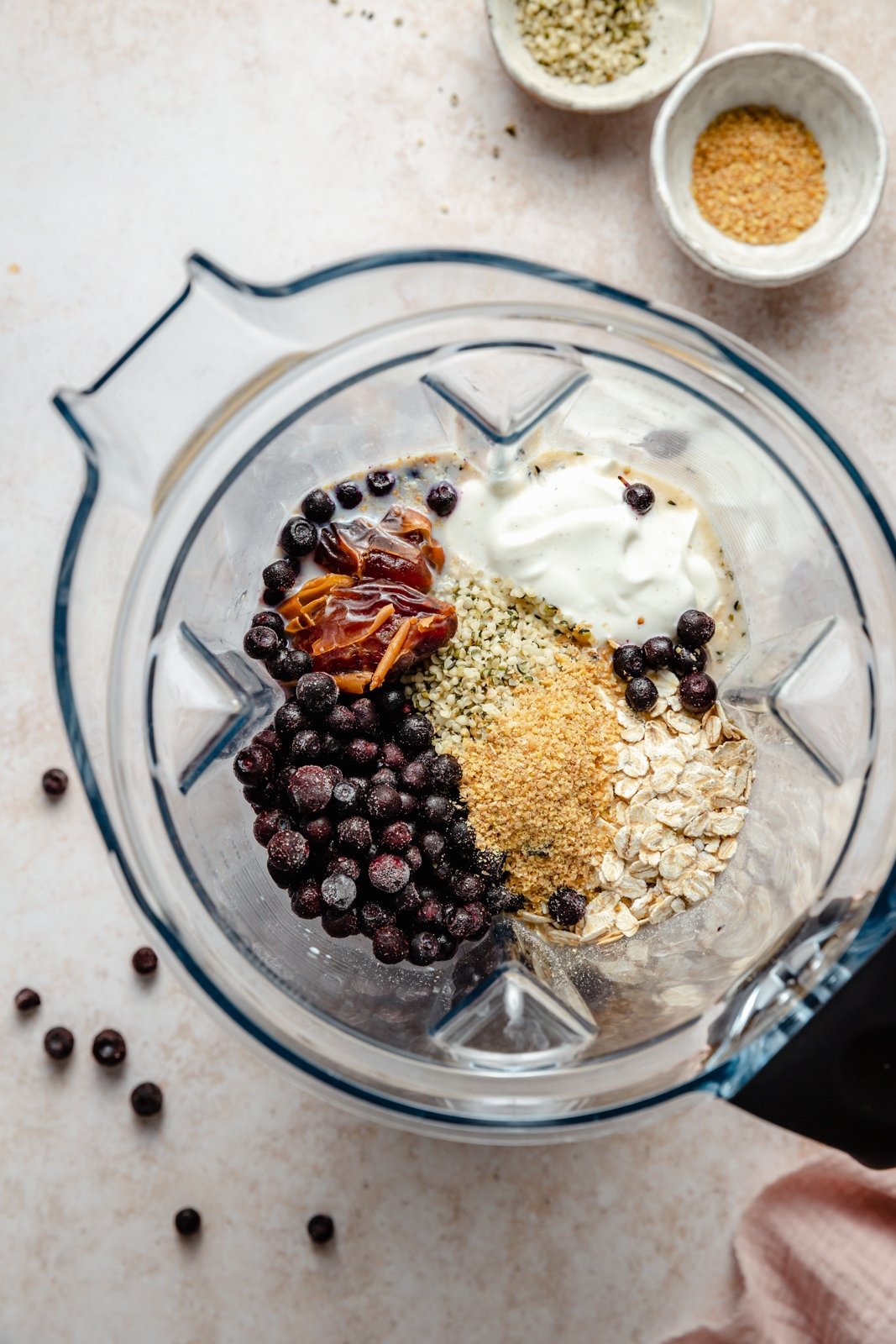 ¡Increíble batido de arándanos hecho con arándanos silvestres que sabe igual que muffins de arándanos recién horneados! Este nutritivo batido de arándanos y muffins no contiene plátano, es naturalmente dulce y está lleno de proteína griega en el yogur y lleno de sabor a muffins y lino gracias a la avena. Este delicioso desayuno o merienda incluye complementos de sabor opcionales! Ingredientes para batido de muffin de arándanos en licuadora