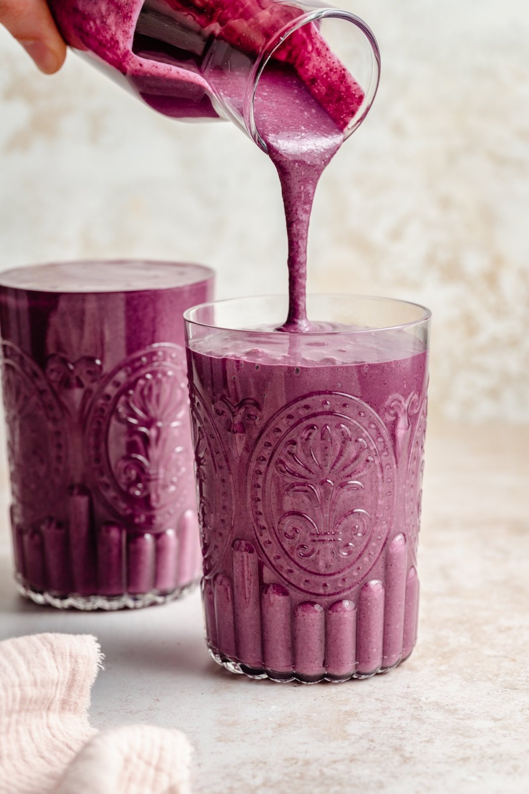 ¡Un batido de arándanos increíble hecho con arándanos silvestres que sabe igual que los muffins de arándanos recién horneados! Este licuado de muffin de arándanos rico en nutrientes es naturalmente dulce sin plátanos, repleto de proteínas de yogur griego y lleno de sabor a muffin gracias a la avena y el lino. ¡Este delicioso desayuno o merienda incluye complementos de sabor opcionales! Vierta el batido de arándanos en un vaso