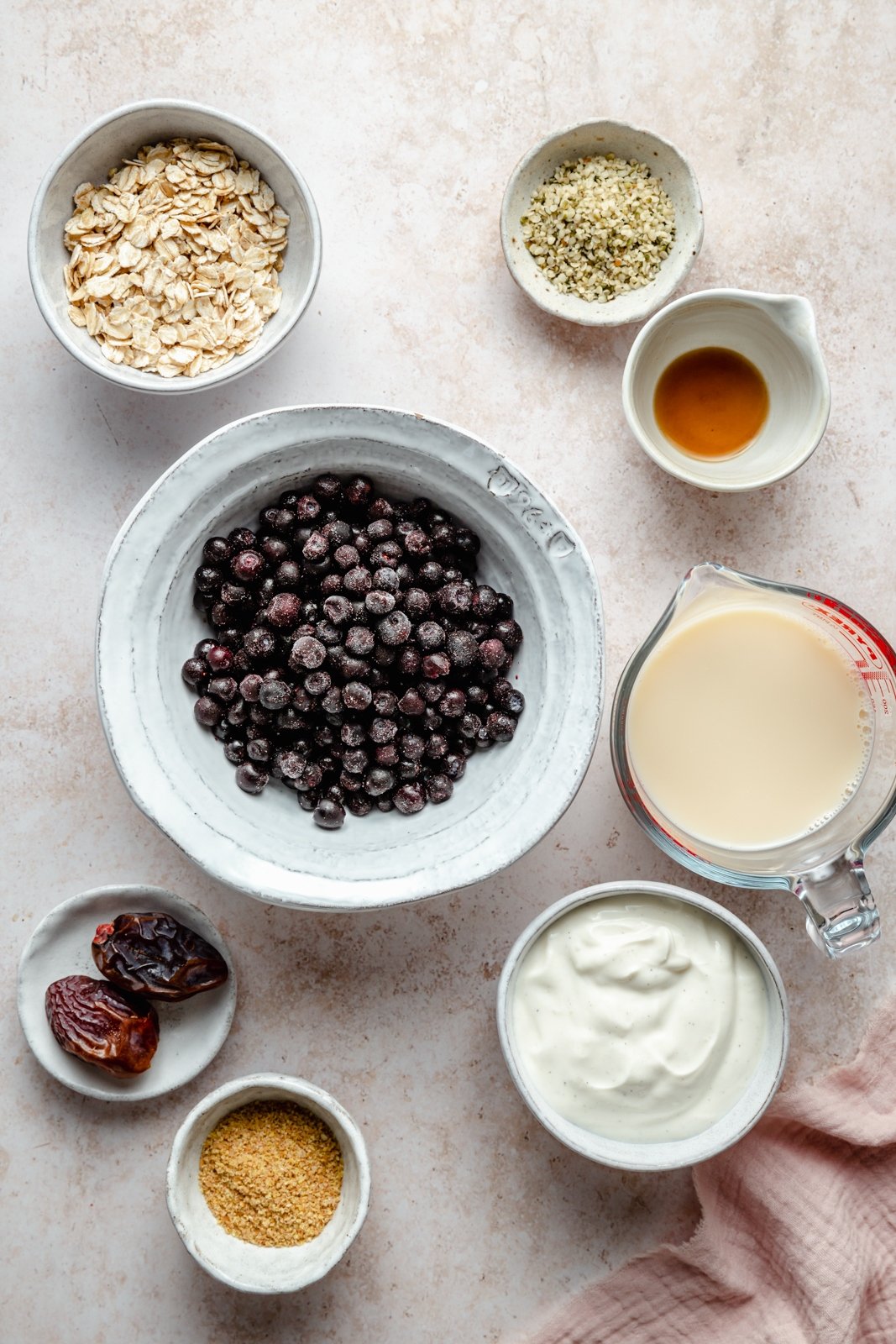¡Increíble batido de arándanos hecho con arándanos silvestres que sabe igual que muffins de arándanos recién horneados! Este nutritivo batido de arándanos y muffins no contiene plátano, es naturalmente dulce y está lleno de proteína griega en el yogur y lleno de sabor a muffins y lino gracias a la avena. Este delicioso desayuno o merienda incluye complementos de sabor opcionales! Ingredientes para un batido de arándanos silvestres en un plato