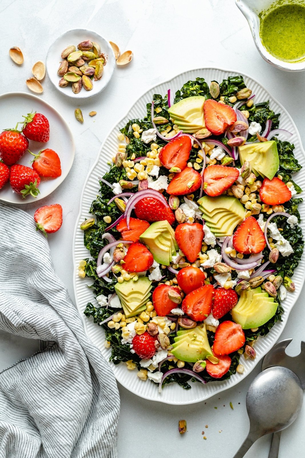 ¡Más de 30 deliciosas recetas de pollo a la parrilla! Estas deliciosas y fáciles guarniciones de pollo a la parrilla están hechas con ingredientes de temporada y son la cena perfecta para la primavera o el verano. Encontrarás verduras, ensaladas frescas y más. Tráelos para ti Prepara deliciosos pollo asado para su próxima barbacoa, fiesta o comida compartida! Ensalada de col rizada de verano con fresas y aguacate