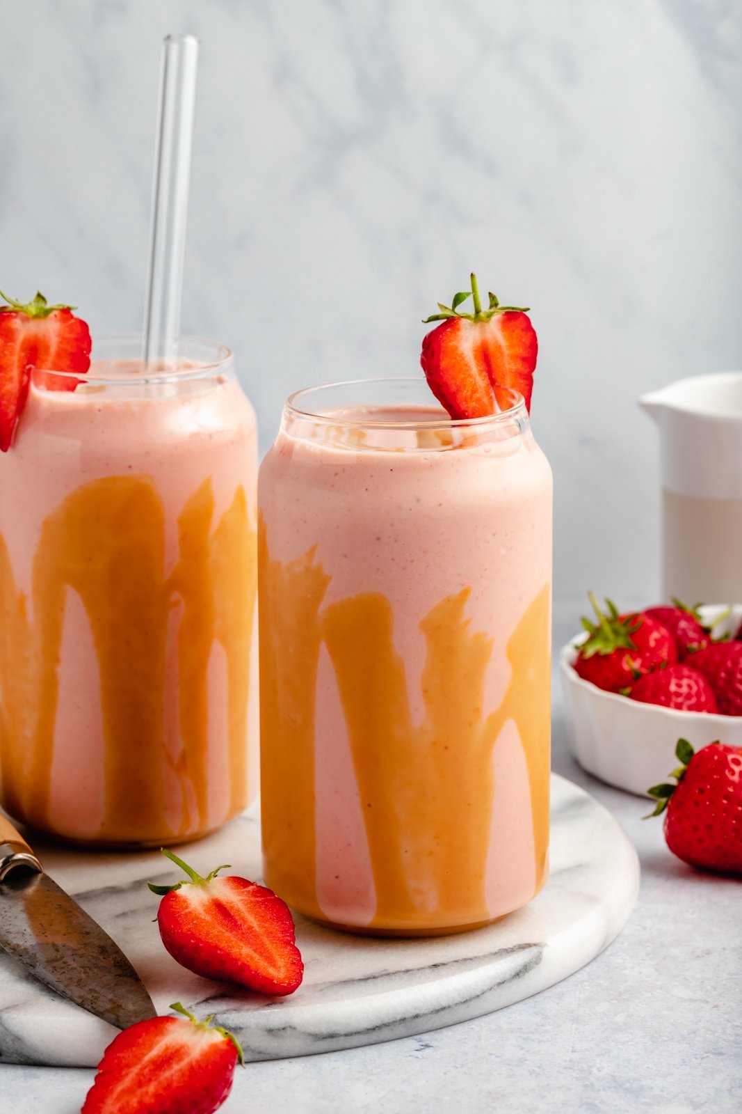 El batido de plátano, fresa y mantequilla de maní más cremoso que te dejará desnudo y delicioso. ¡Solo necesitas 5 minutos y 4 ingredientes simples para hacer este increíble batido con el sabor nostálgico de los plátanos PB&J! Este batido de mantequilla de maní y fresas y plátanos es vegano y está repleto de grasas y proteínas saludables, lo que lo convierte en el desayuno o merienda perfecto. 2 tazas de batido de mantequilla de maní con plátano y fresa