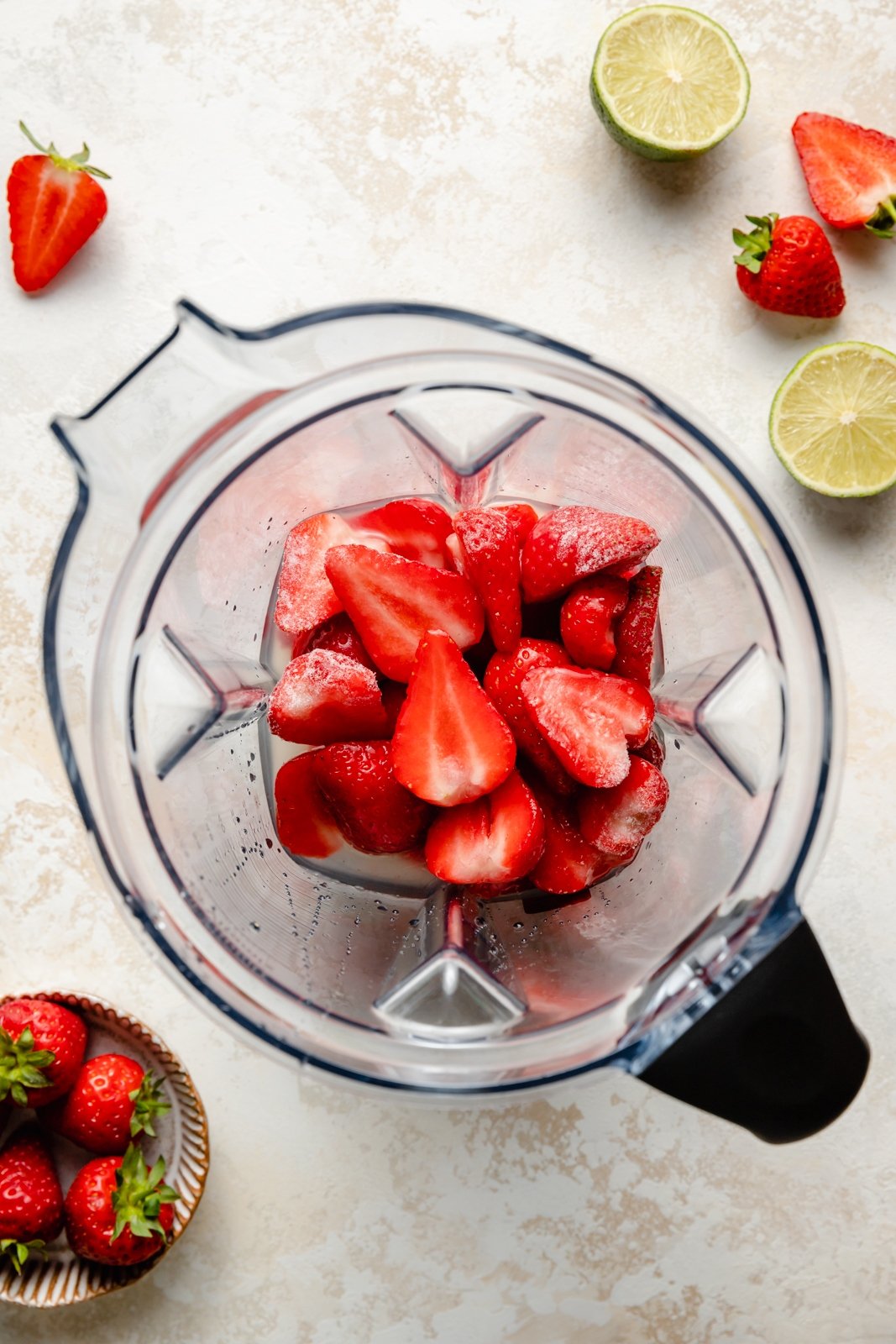 ¡Hecho con 4 ingredientes simples, este magnífico Frozen Strawberry Margarita es un divertido y refrescante cóctel de verano! Esta sencilla receta de margarita de fresa congelada toma solo 5 minutos y es perfecta para fiestas, barbacoas, citas nocturnas y noches de chicas. ¡Doble o triple servicio a la multitud! Ingredientes de margarita de fresa congelada en licuadora