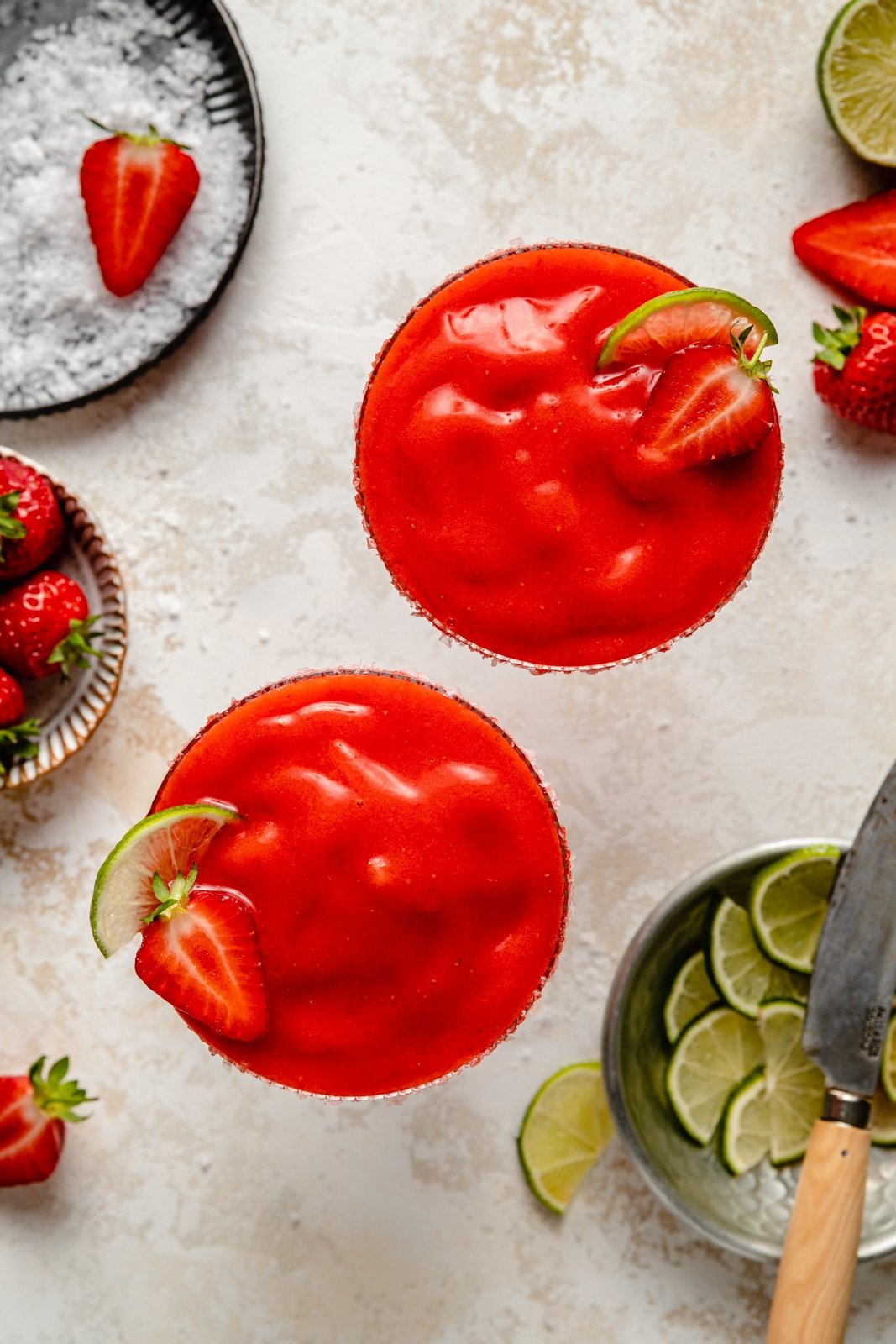 ¡Hecho con 4 ingredientes simples, este magnífico Frozen Strawberry Margarita es un divertido y refrescante cóctel de verano! Esta sencilla receta de margarita de fresa congelada toma solo 5 minutos y es perfecta para fiestas, barbacoas, citas nocturnas y noches de chicas. ¡Doble o triple servicio a la multitud! Margarita de fresa congelada en vaso