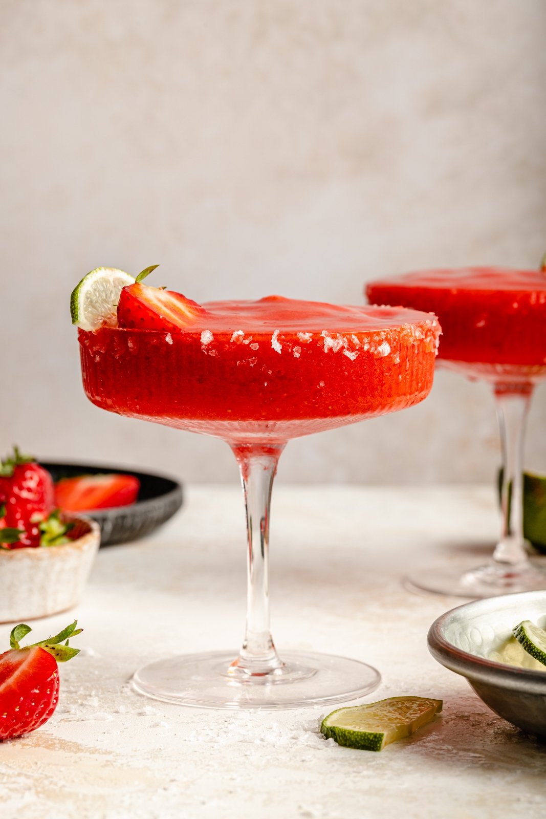 ¡Hecho con 4 ingredientes simples, este magnífico Frozen Strawberry Margarita es un divertido y refrescante cóctel de verano! Esta sencilla receta de margarita de fresa congelada toma solo 5 minutos y es perfecta para fiestas, barbacoas, citas nocturnas y noches de chicas. ¡Doble o triple servicio a la multitud! Margarita de fresa congelada en vaso