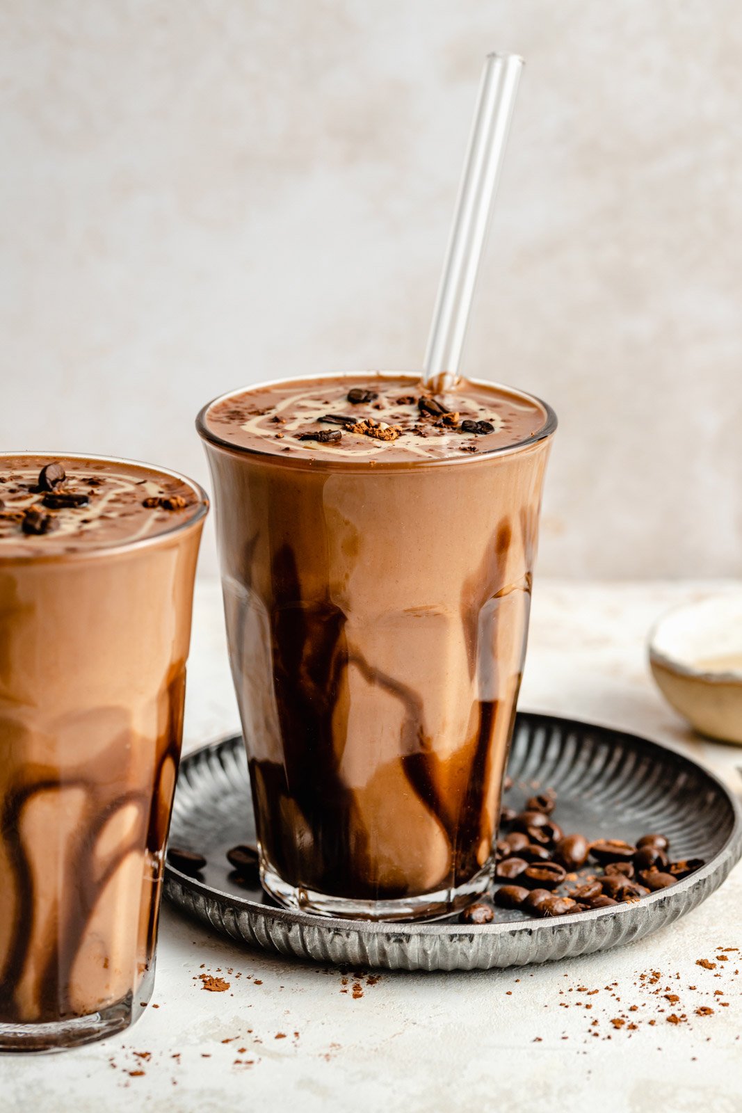 Espeso y delicioso batido de café con tahini y dátiles, elaborado con cremosa leche de coco y endulzado naturalmente con dátiles. ¡Esta receta fácil de batido de café con dátiles tiene un toque de rico sabor a chocolate del cacao en polvo e incluso vegetales furtivos! Te encantará este batido para un excelente desayuno o un refrigerio por la tarde. Agregue batido de chocolate, café y dátiles a dos tazas con una pajilla