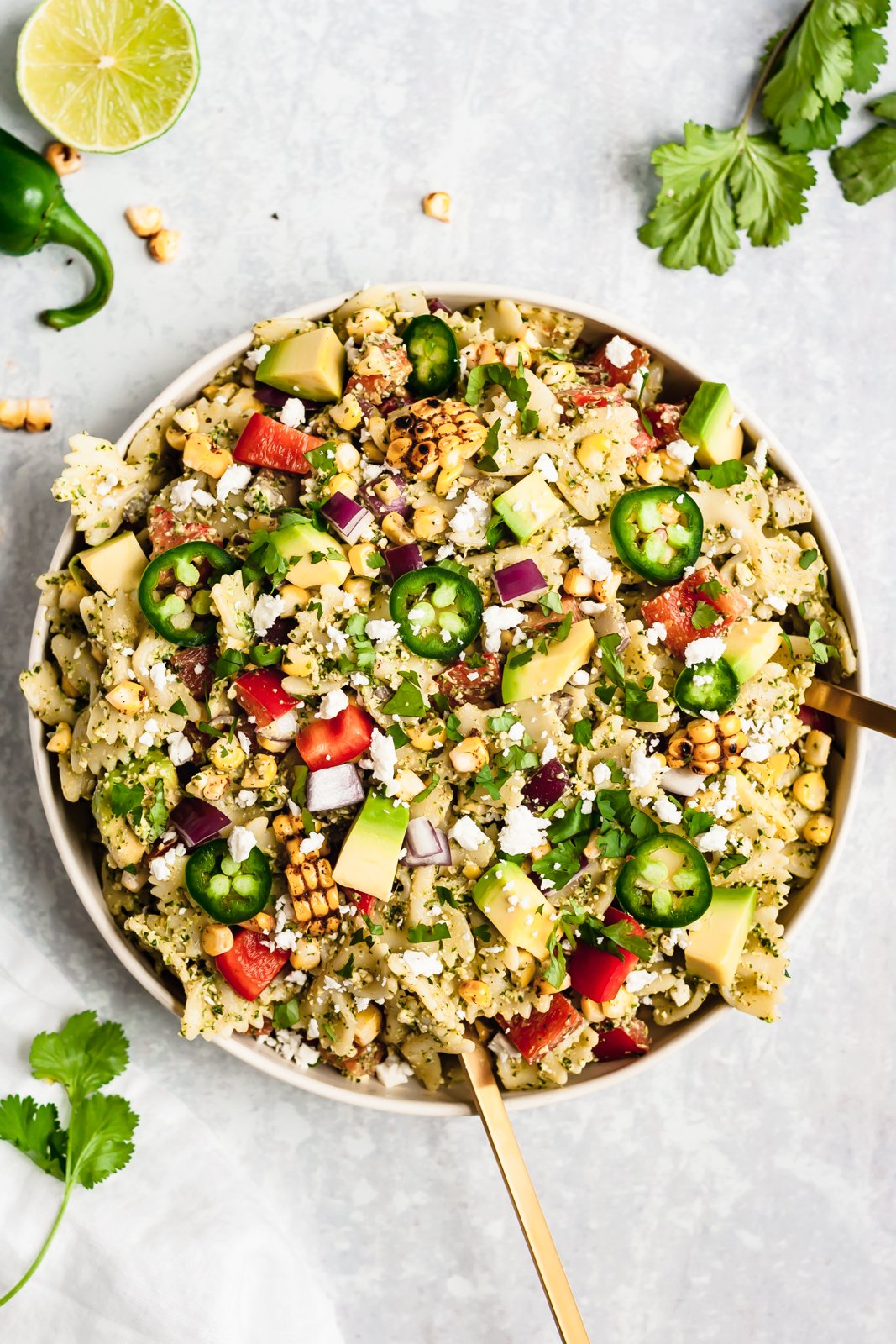 ¡Más de 30 deliciosas recetas del Día de los Caídos perfectas para su menú de fin de semana festivo! Omita los platos comprados en la tienda y prepare estos sencillos aperitivos y ensaladas, deliciosas recetas a la parrilla y dulces caseros en casa. Disfruta de estas increíbles recetas frescas durante todo el verano. Ensalada de pasta de maíz callejero en un tazón