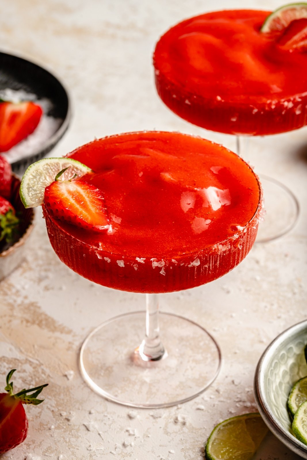 ¡Más de 30 deliciosas recetas del Día de los Caídos perfectas para su menú de fin de semana festivo! Omita los platos comprados en la tienda y prepare estos sencillos aperitivos y ensaladas, deliciosas recetas a la parrilla y dulces caseros en casa. Disfruta de estas increíbles recetas frescas durante todo el verano. Margarita de fresa congelada en vaso