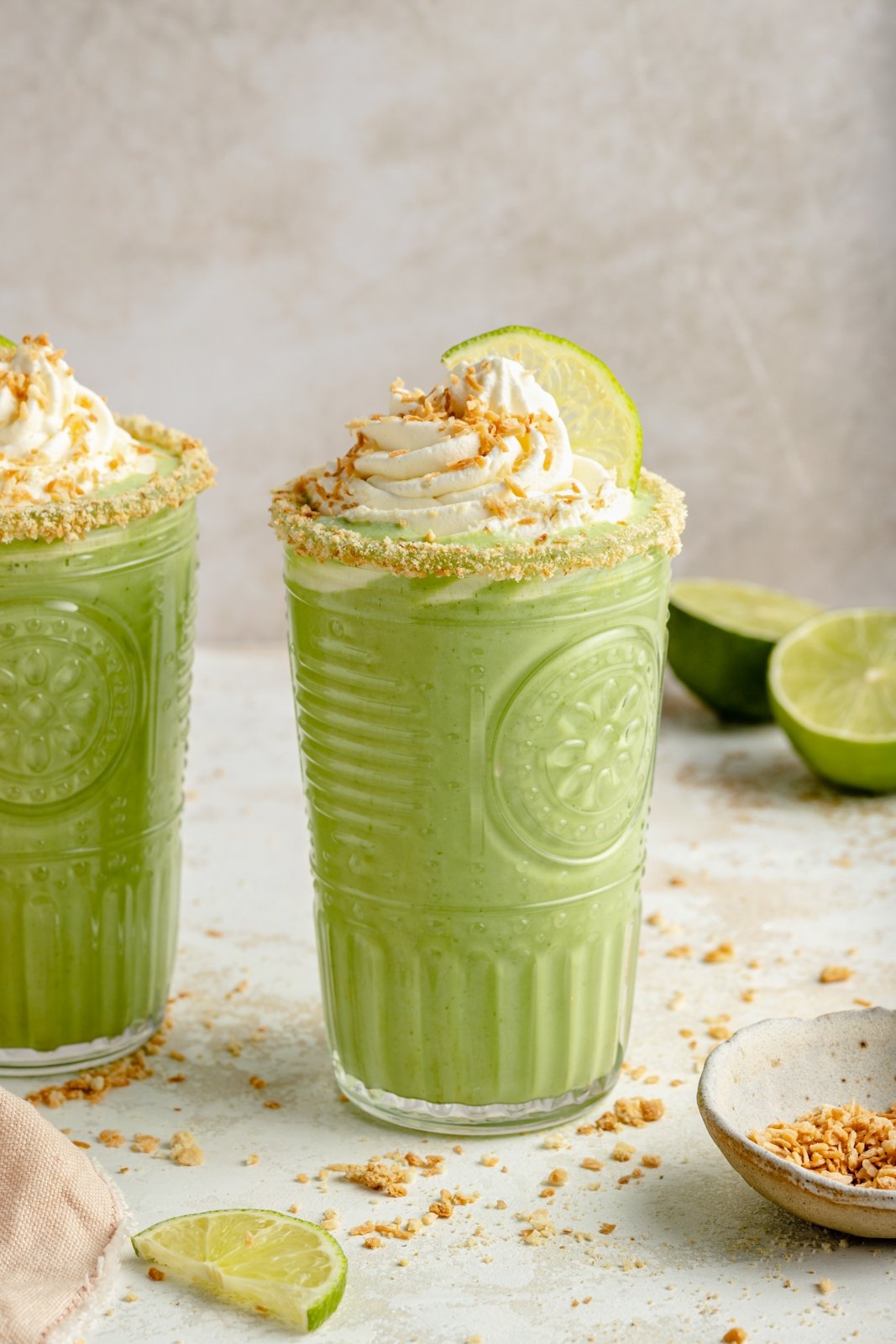 El Batido cremoso de tarta de lima y coco está hecho con ingredientes simples y un delicioso sabor a coco. Esta increíble receta de Batido de tarta de lima sabe como una rebanada de su postre favorito, ¡pero está repleta de proteínas y vegetales furtivos! Disfrute del desayuno, merienda o incluso un postre saludable. Batido cremoso de pastel de lima con yogur y crema batida