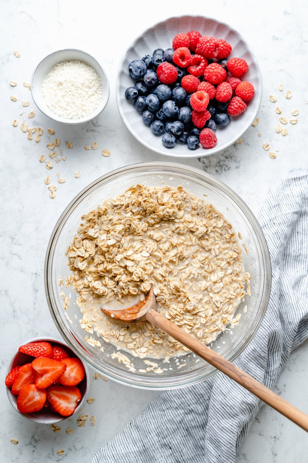 La maravillosa avena horneada con crema y bayas triples está hecha con fresas, arándanos y frambuesas y endulzada de forma natural con un toque de jarabe de arce puro. Esta sencilla receta de avena horneada con bayas presenta grasas saludables en leche de coco cremosa y es la forma perfecta de comer alimentos frescos ¡bayas! Mezcle la avena junto al tazón de bayas para hacer avena horneada con bayas