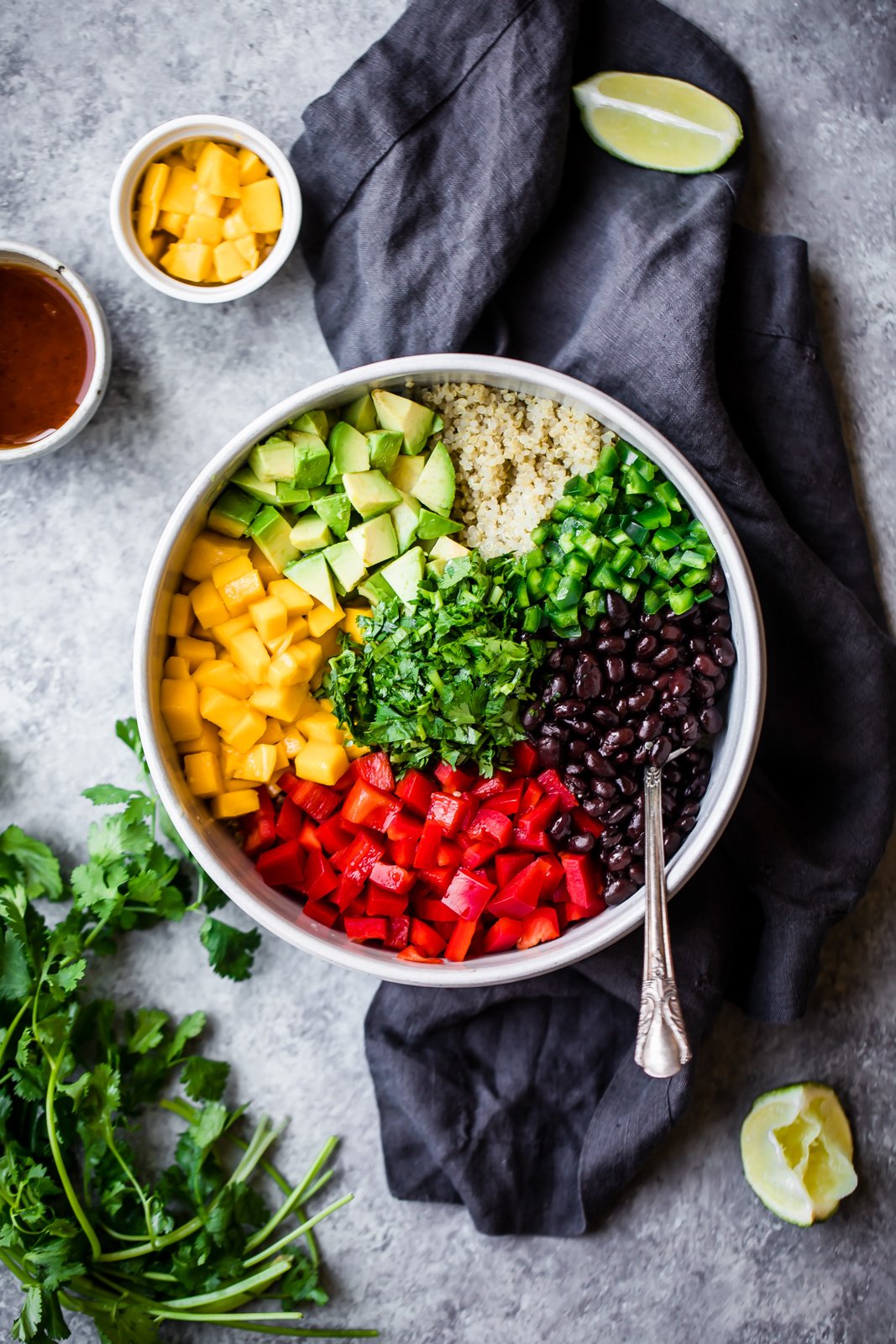 ¡Una deliciosa y fácil receta de ensalada de quinua que es perfecta para almuerzos y cenas entre semana! Encontrarás ensalada de quinua con garbanzos, frijoles negros, pollo, mariscos y muchas verduras. Estas deliciosas quinuas están llenas de fibra y proteína Ensaladas que son todos libres de gluten será su nueva forma favorita de cocinar con quinua. Ensalada De Frijoles Negros Y Quinoa Con Verduras Picadas En Un Tazón