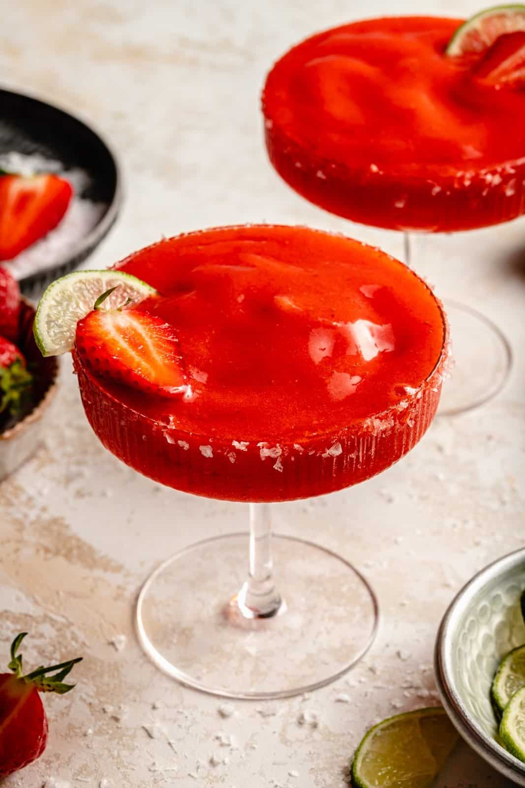 ¡Hecho con 4 ingredientes simples, este magnífico Frozen Strawberry Margarita es un divertido y refrescante cóctel de verano! Esta sencilla receta de margarita de fresa congelada toma solo 5 minutos y es perfecta para fiestas, barbacoas, citas nocturnas y noches de chicas. ¡Doble o triple servicio a la multitud! Margarita de fresa congelada en vaso