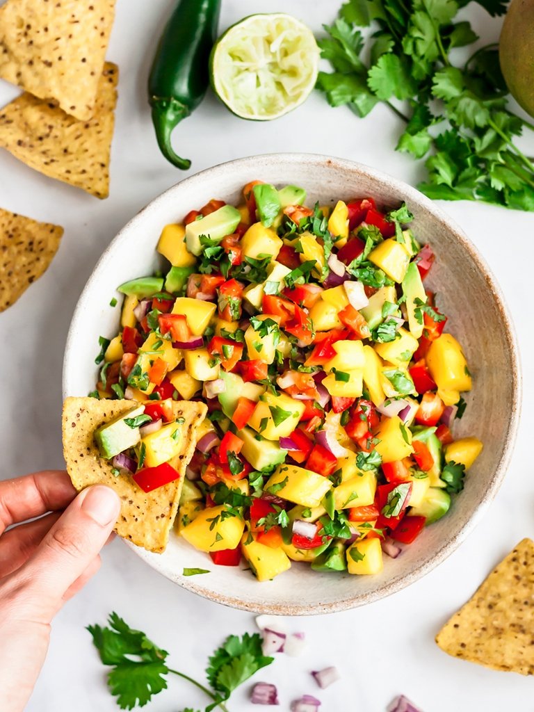 ¡Más de 30 deliciosas recetas del Día de los Caídos perfectas para su menú de fin de semana festivo! Omita los platos comprados en la tienda y prepare estos sencillos aperitivos y ensaladas, deliciosas recetas de barbacoa y dulces caseros en casa. Disfrute todo el verano con estas increíbles recetas frescas . Sumerge las papas fritas en un tazón de salsa de mango.