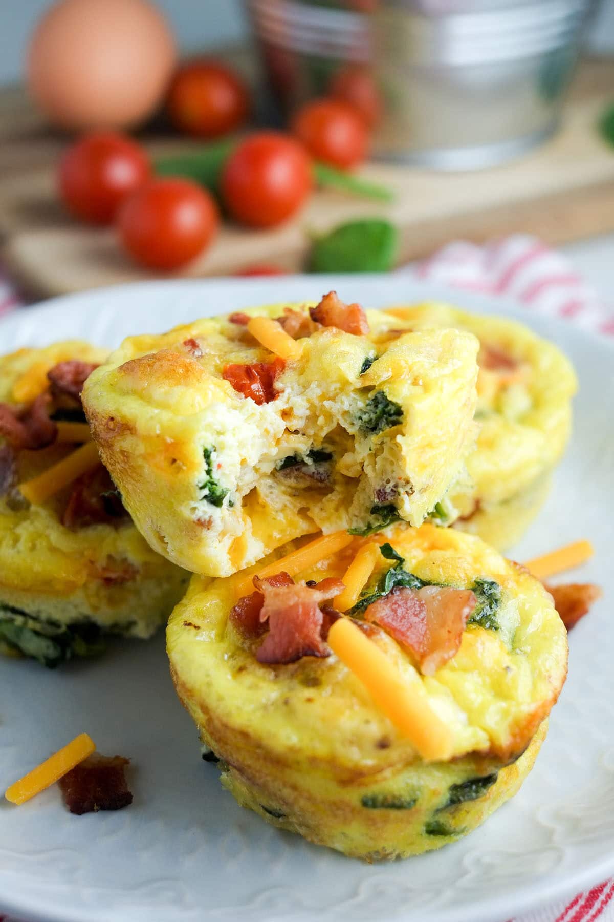muffins de huevo inspirados en blt en un plato blanco