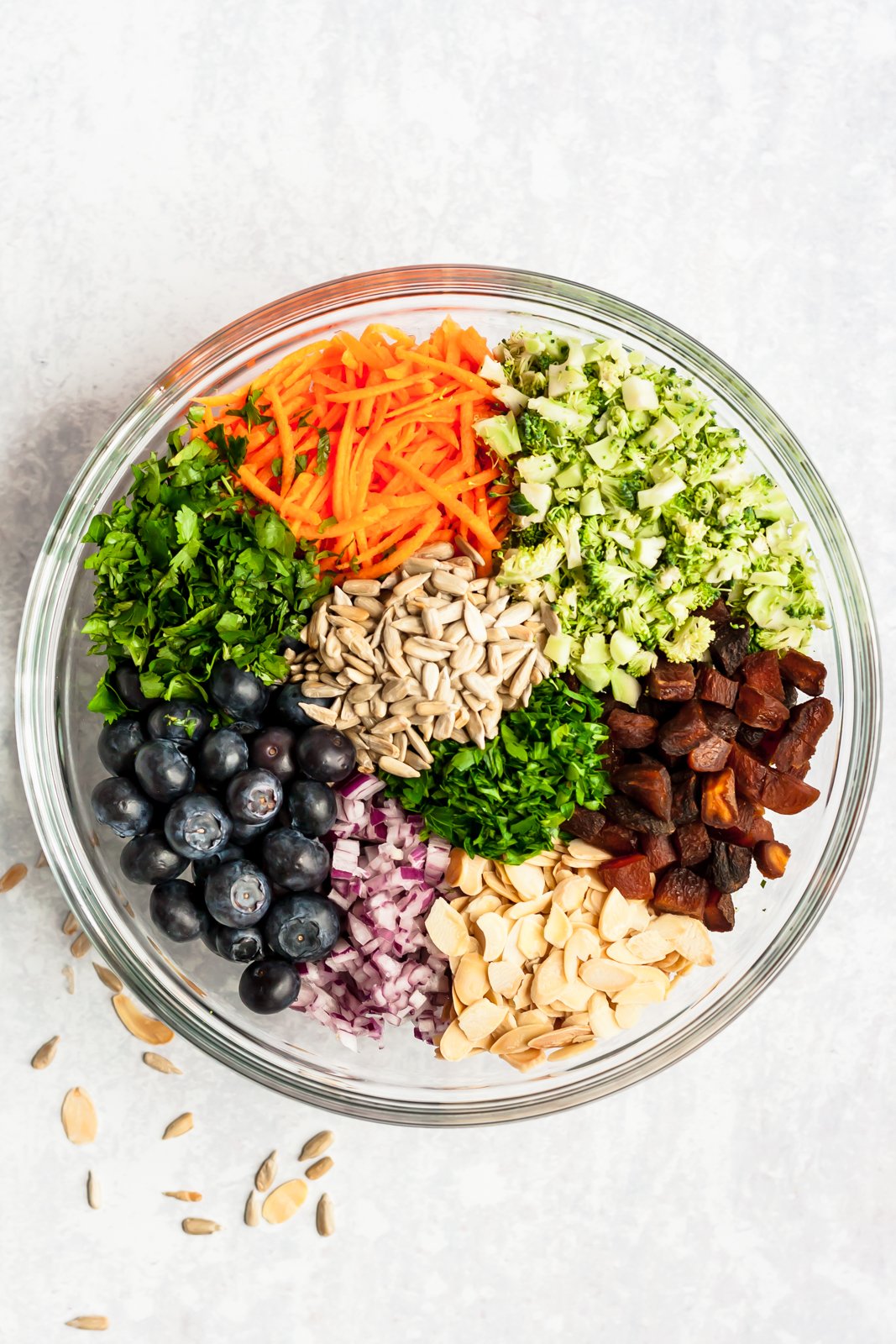 ¡Recetas frescas de temporada para cocinar en junio! Celebre el comienzo de los productos del verano con toneladas de deliciosas ensaladas, recetas para asar y muchos refrigerios. ¡Estas recetas de temporada son perfectas para picnics, comidas compartidas y barbacoas en el patio trasero! Ingredientes para Ensalada Saludable de Brócoli Sin Mayonesa en un Tazón