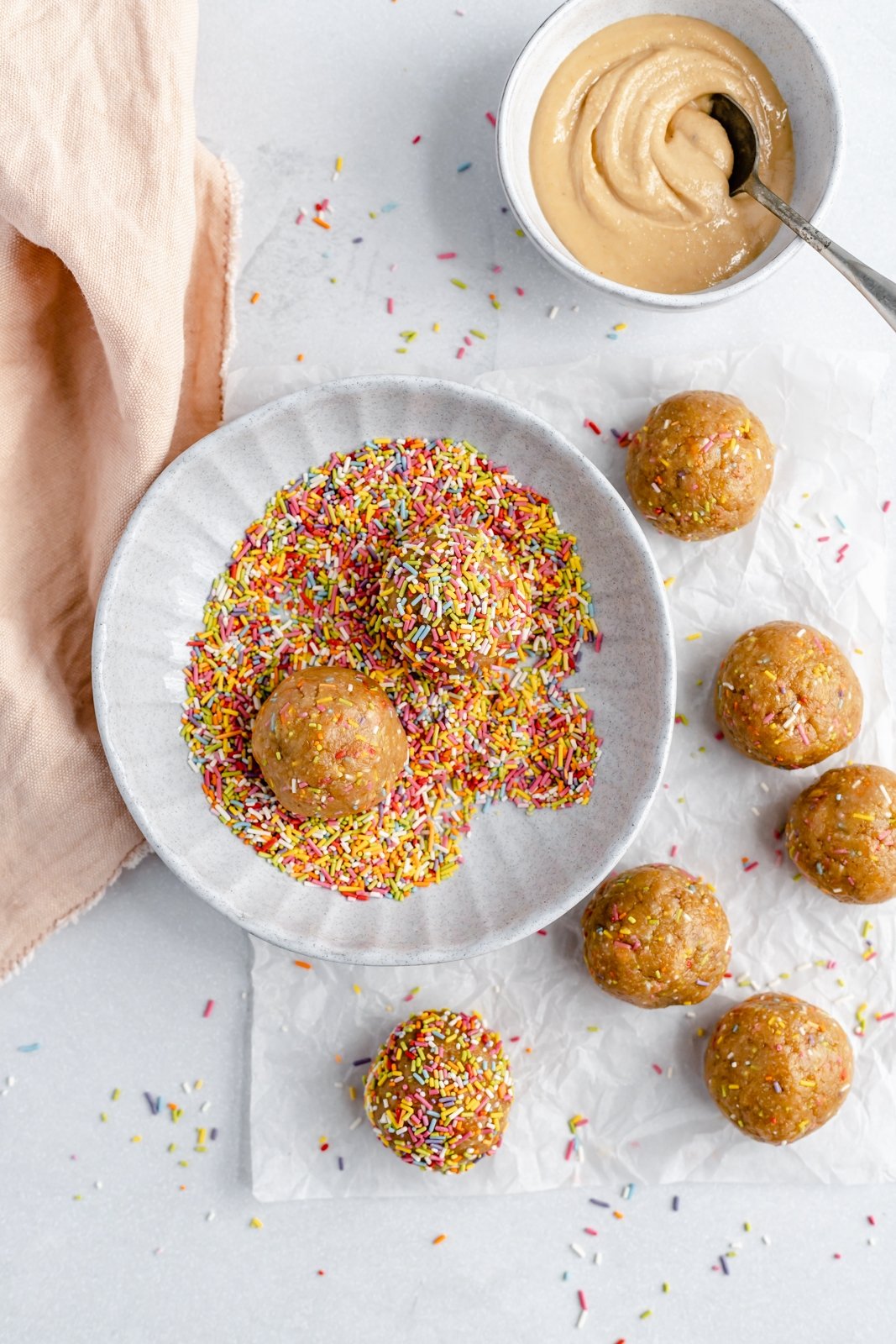 ¡No hornee picaduras de energía de masa de galleta de pastel de cumpleaños que saben igual que la masa de pastel! Hechos con siete ingredientes simples, estos refrigerios veganos energéticos fáciles de pastel de cumpleaños están endulzados naturalmente con jarabe de arce puro y rellenos con chispas festivas. ¡El tentempié o tentempié repleto de proteínas perfecto! Haga rodar bolas de energía de masa de pastel saludable en un tazón con chispas