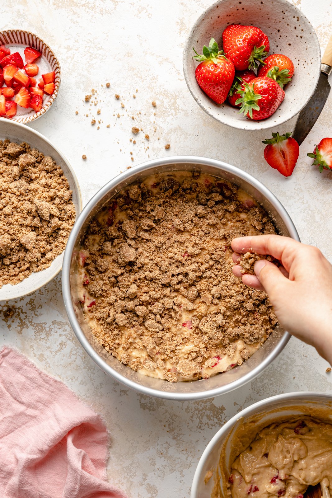 Hermoso pastel de café con fresas hecho con rica mantequilla marrón y cubierto con un encantador glaseado de fresas. Esta maravillosa receta de pastel de café con fresas es jugosa y deliciosa con la cobertura perfecta para desmoronarse. ¡El mejor método para quedarse sin fresas frescas durante todo el verano! Pastel de café con fresas y migas