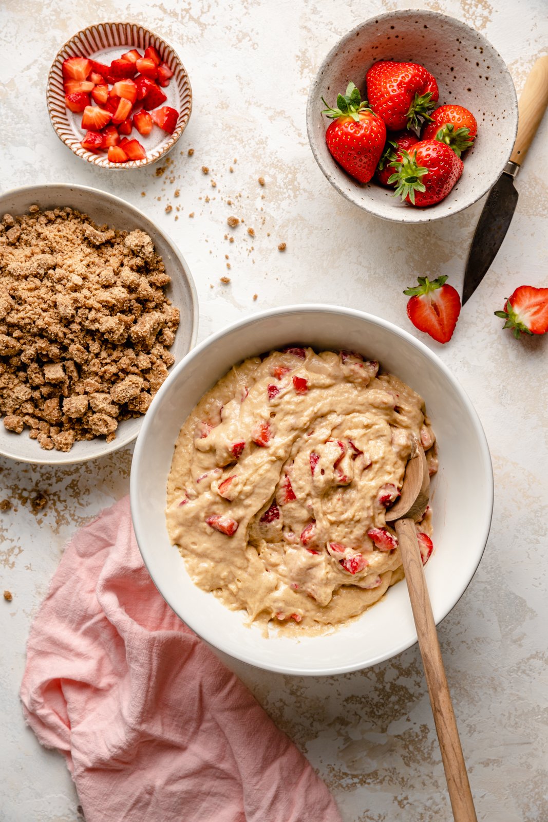 Hermoso pastel de café con fresas hecho con rica mantequilla marrón y cubierto con un encantador glaseado de fresas. Esta maravillosa receta de pastel de café con fresas es jugosa y deliciosa con la cobertura perfecta para desmoronarse. ¡El mejor método para quedarse sin fresas frescas durante todo el verano! Ingredientes mixtos para pastel de café con fresas frescas