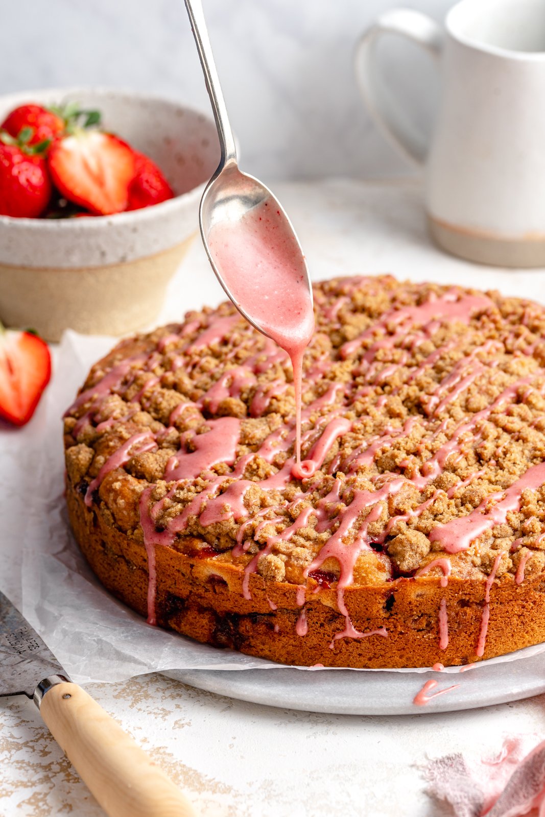 Hermoso pastel de café con fresas hecho con rica mantequilla marrón y cubierto con un encantador glaseado de fresas. Esta maravillosa receta de pastel de café con fresas es jugosa y deliciosa con la cobertura perfecta para desmoronarse. ¡El mejor método para quedarse sin fresas frescas durante todo el verano! Rocíe el glaseado de fresa en el pastel de café con fresas