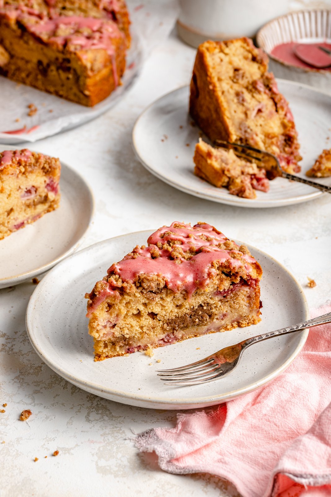 Un hermoso pastel de café con fresas hecho con rica mantequilla marrón y cubierto con un hermoso glaseado de fresas. Esta maravillosa receta de pastel de café con fresas es deliciosa con la miga perfecta encima. ¡La mejor manera de usar fresas frescas durante todo el verano! Una rebanada de pastel de café con fresas y mantequilla marrón en un plato
