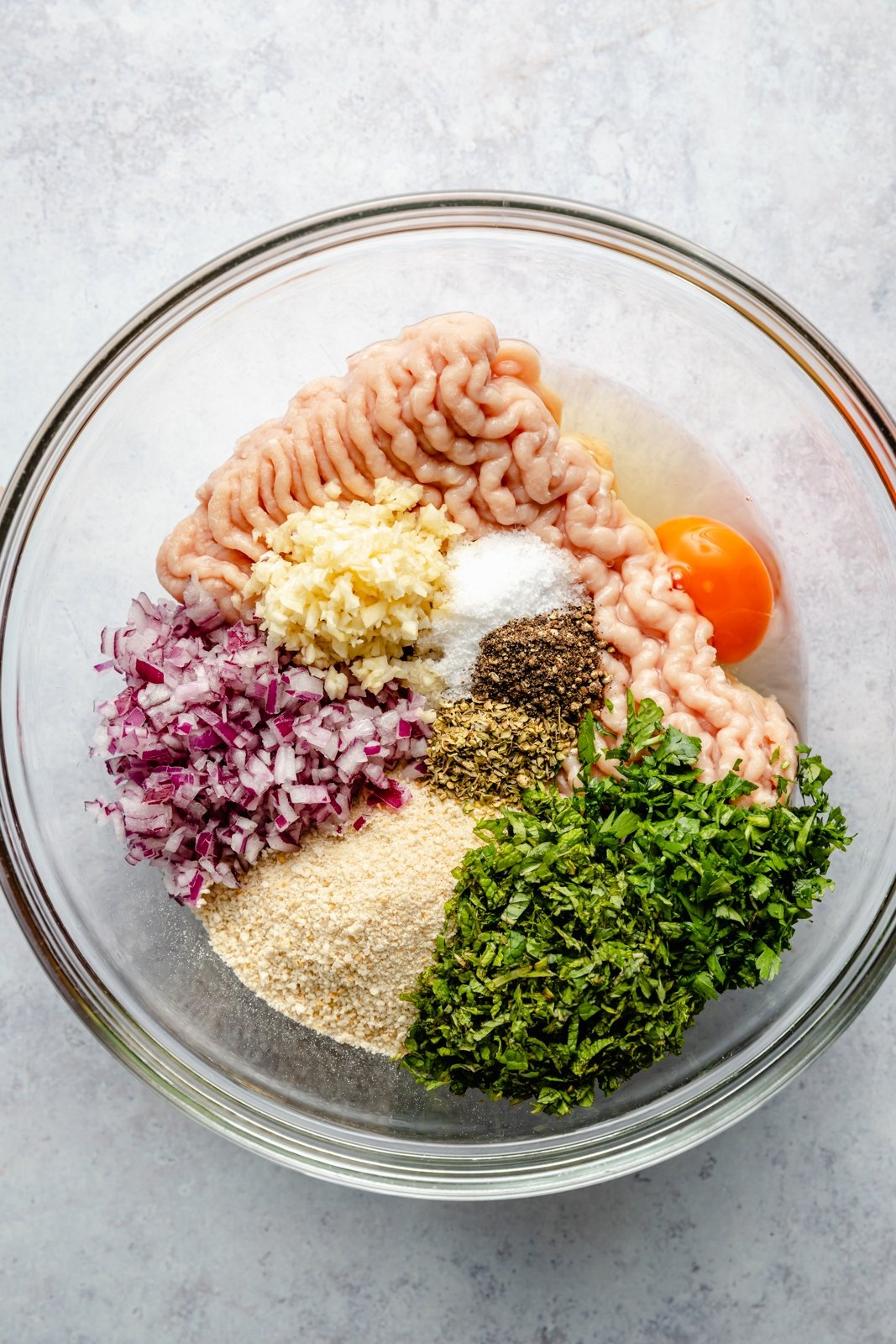 Sabrosas albóndigas griegas de pavo con orzo de limón, verduras tiernas y una cremosa salsa de queso feta. Repletas de un montón de deliciosas hierbas, estas saludables albóndigas griegas de pavo a la parrilla son la comida perfecta entre semana repleta de proteínas. Ingredientes para albóndigas de pavo griego en un bol