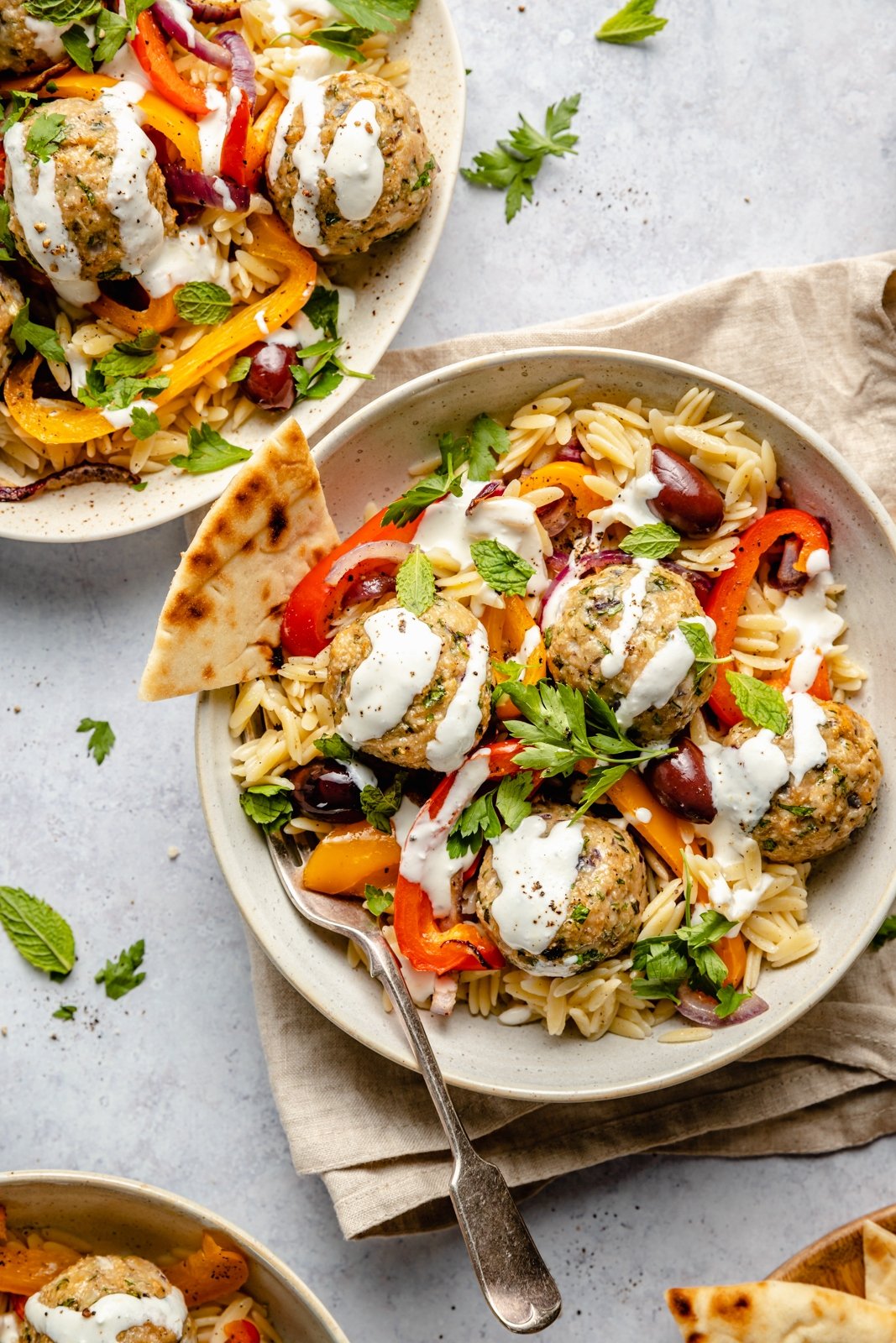 Sabrosas albóndigas griegas de pavo con orzo de limón, verduras tiernas y una cremosa salsa de queso feta. Repletas de un montón de deliciosas hierbas, estas saludables albóndigas griegas de pavo a la parrilla son la comida perfecta entre semana repleta de proteínas. Albóndigas de pavo griegas fáciles con salsa orzo y queso feta en un tazón