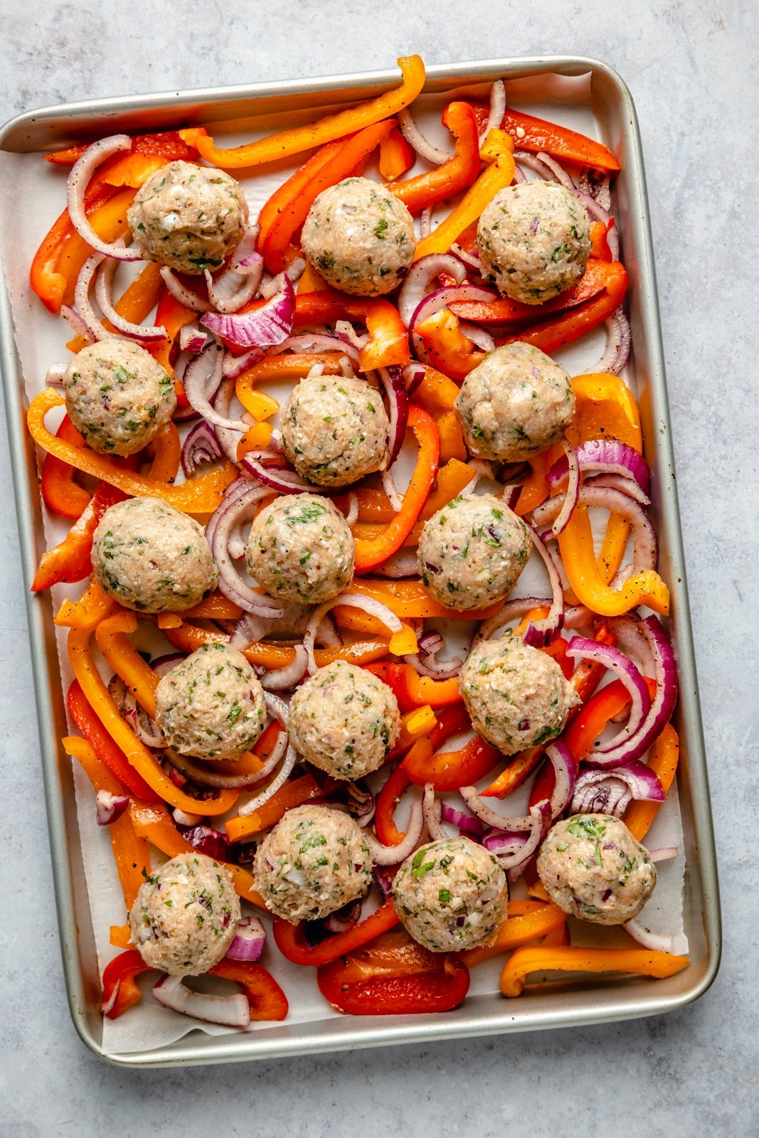 Sabrosas albóndigas griegas de pavo con orzo de limón, verduras tiernas y una cremosa salsa de queso feta. Repletas de un montón de deliciosas hierbas, estas saludables albóndigas griegas de pavo a la parrilla son la comida perfecta entre semana repleta de proteínas. Albóndigas de pavo griego sin hornear y chile en una sartén