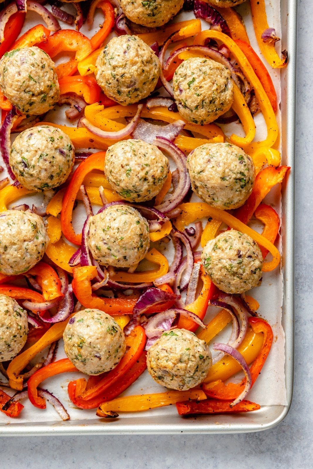 Deliciosas albóndigas de pavo griego con orzo de limón, verduras tiernas y salsa cremosa de queso feta. ¡Rellenas con un montón de hierbas maravillosas, estas saludables albóndigas de pavo griego asado son la comida perfecta para la noche entre semana! Albóndigas de pavo griego a la parrilla con chile en una sartén