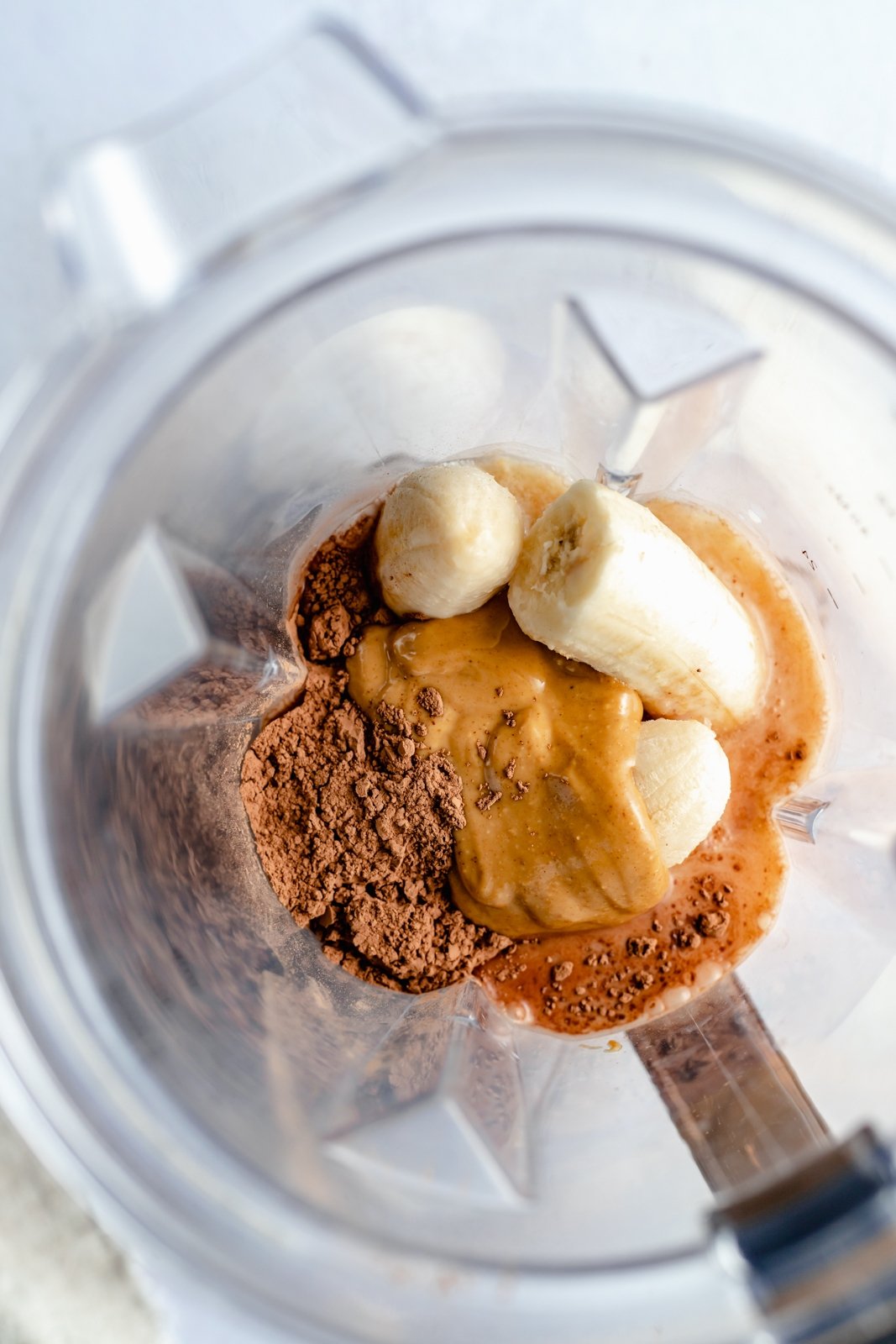¡Un delicioso batido cremoso de chocolate con mantequilla de maní y plátano que realmente sabe como el batido de Wendy's! Esta saludable receta de batido de chocolate y plátano está hecha con solo cinco ingredientes y es fácil de usar con su refuerzo nutricional favorito Personalizado. Perfecto para el desayuno, la merienda o incluso el postre ! Ingredientes para un batido saludable de plátano, mantequilla de maní y chocolate en una licuadora