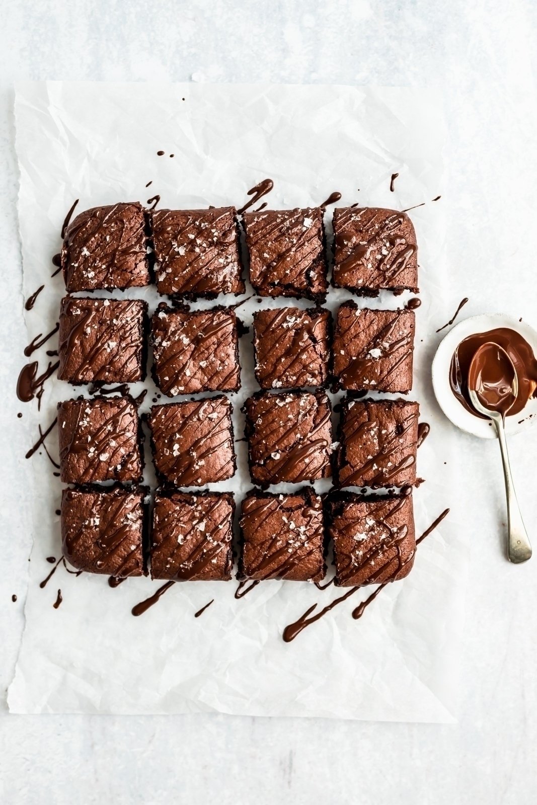 Realmente una de las mejores recetas de brownie sin gluten en Internet: fudge, brownies de mantequilla de almendras sin harina hechos con ingredientes simples como mantequilla de almendras cremosa natural, jarabe de arce puro, cacao en polvo y chispas de chocolate. El horno e incluso calor directo son increíbles recién salidos del refrigerador. ¡Te encantarán! Brownies de mantequilla de almendras cortados en cubos y rociados con chocolate