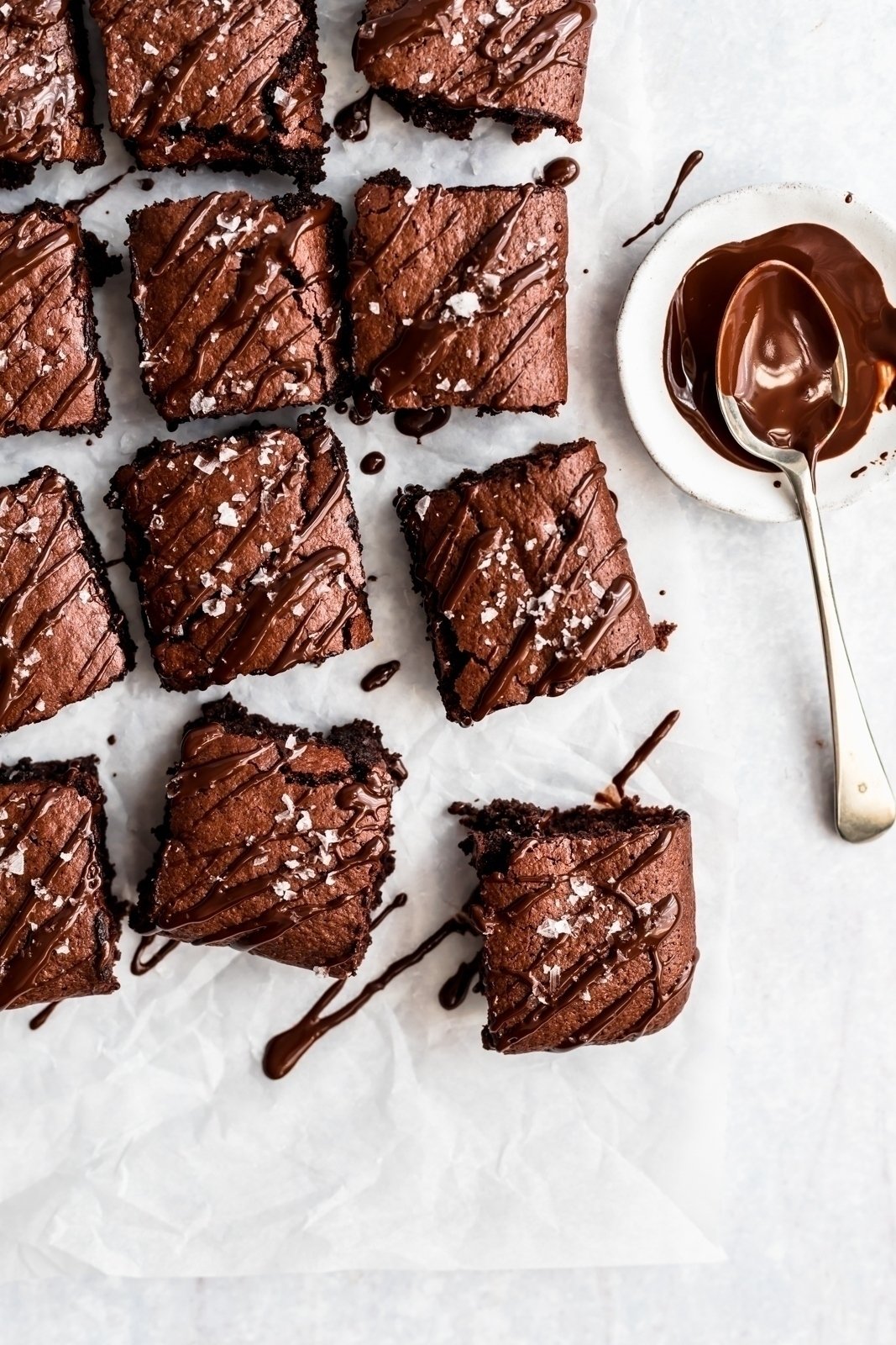 Realmente una de las mejores recetas de brownie sin gluten en Internet: fudge, brownies de mantequilla de almendras sin harina hechos con ingredientes simples como mantequilla de almendras cremosa natural, jarabe de arce puro, cacao en polvo y chispas de chocolate. El horno incluso se calienta directamente del refrigerador increíblemente - ¡te encantarán! Brownies de mantequilla de almendras rociados con chocolate en papel pergamino