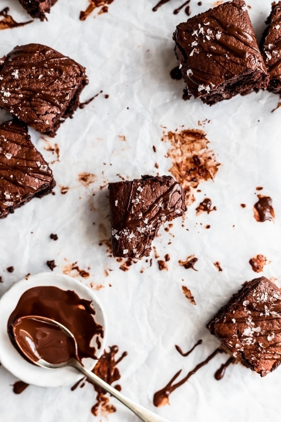 Realmente una de las mejores recetas de brownie sin gluten en Internet: fudge, brownies de mantequilla de almendras sin harina hechos con ingredientes simples como mantequilla de almendras cremosa natural, jarabe de arce puro, cacao en polvo y chispas de chocolate. El horno incluso se calienta directamente del congelador: ¡te encantarán! Brownies de mantequilla de almendras en pergamino, mordisco