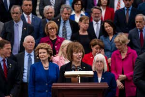 WASHINGTON, DC - 3 DE MAYO: La senadora Tina Smith (D-MN) habla durante una conferencia de prensa mientras otros demócratas del Senado escuchan sobre la decisión filtrada de la Corte Suprema el 3 de mayo Un proyecto de decisión para revocar Roe v. Wade en los escalones del Senado martes, 2022 en Washington, D.C. En un borrador de opinión preliminar mayoritario filtrado obtenido y publicado por Politico y certificado por el presidente del Tribunal Supremo John Roberts, el juez de la Corte Suprema Samuel Alito, Roe v. Wade y Planned Parenthood of Southeast Pennsylvania v. Casey, que pondría fin a las protecciones federales para el derecho al aborto en todo el país. (Kent West Village/Los Ángeles Times a través de Getty Images)