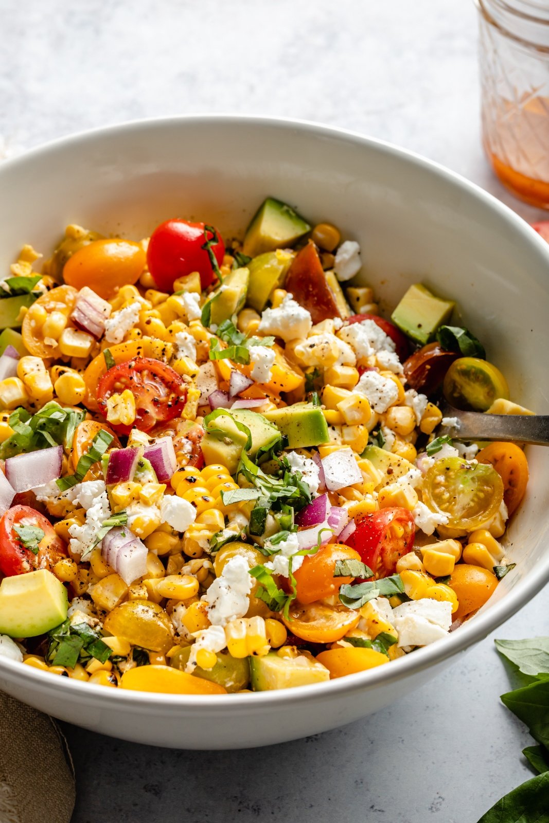 ¡50 deliciosas recetas de maíz de verano para hacer ahora! Estas recetas saludables de maíz están repletas de sabor y un arcoíris de colores. Desde sopas y ensaladas hasta tacos y platos de pasta, encontrará lo mejor para consumir Way Fresh Corn. Elección de maíz congelado o enlatado! en un tazón