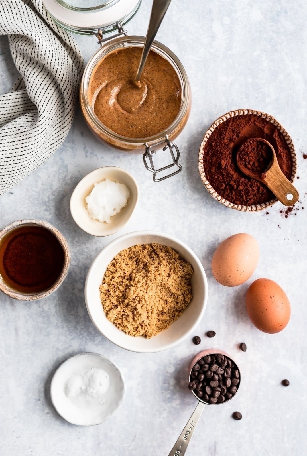 Realmente una de las mejores recetas de brownie sin gluten en Internet: fudge, brownies de mantequilla de almendras sin harina hechos con ingredientes simples como mantequilla de almendras cremosa natural, jarabe de arce puro, cacao en polvo y chispas de chocolate. El horno e incluso calor directo son increíbles recién salidos del refrigerador - ¡te van a encantar! Coberturas para brownies de mantequilla de almendras superficiales