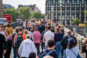 La gente camina en el puente de Westminster en Londres en mayo