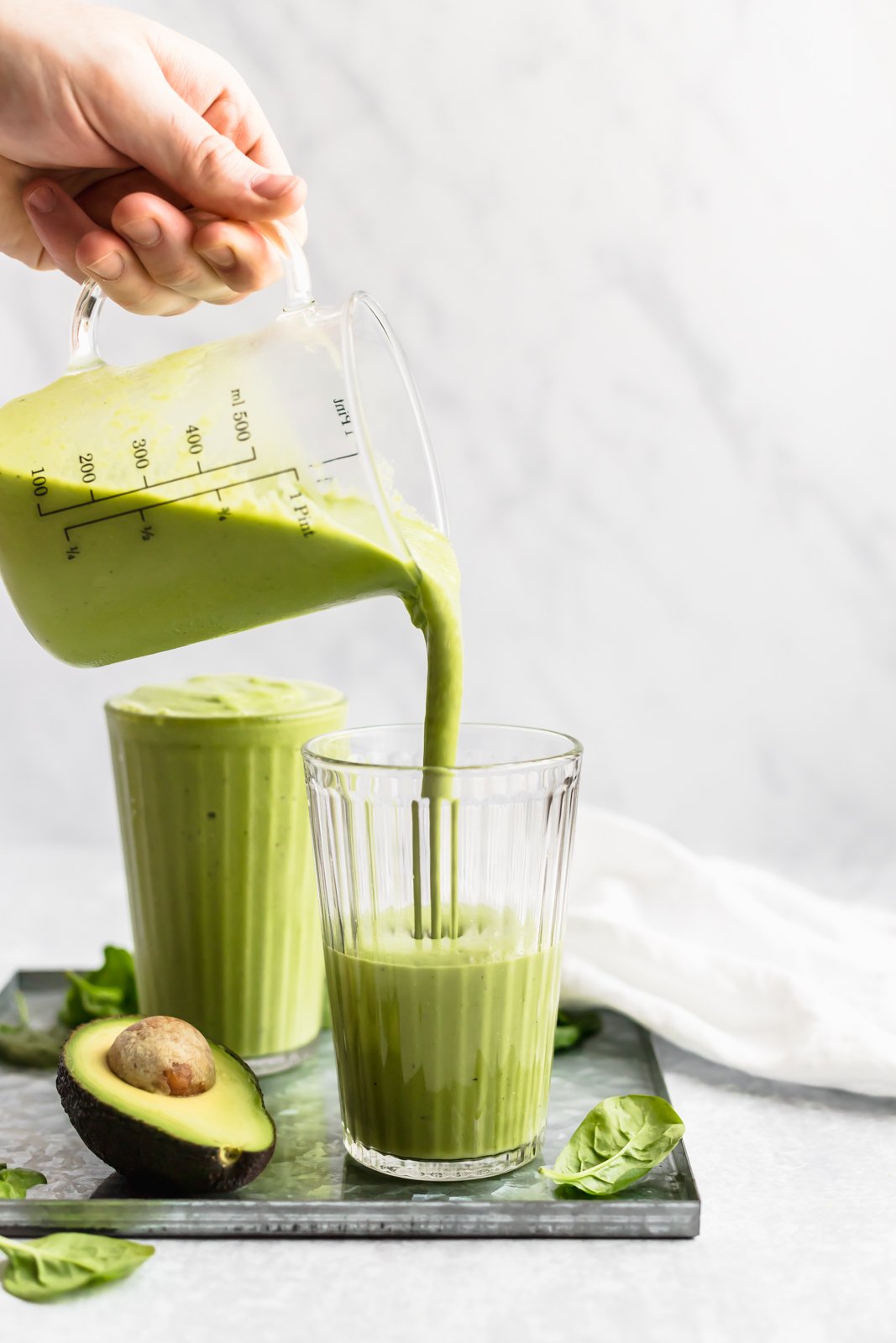 ¡Las recetas de batidos para el desayuno y la merienda más fáciles y saludables! Encontrarás batidos verdes repletos de proteínas para disfrutar después del entrenamiento e incluso una deliciosa receta de batido de pastel de camote. Guárdalo en tu cocina y refrigerador. Algunos elementos esenciales y fáciles de preparar. estos batidos saludables con anticipación. ¡Opciones veganas incluidas! .jpg Vierte el batido verde en un vaso