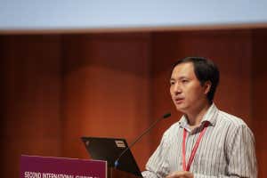 HONG KONG - 28 DE NOVIEMBRE DE 2018: El genetista chino He Jiankui de la Universidad de Ciencia y Tecnología del Sur en Shenzhen, China, habla en la Segunda Cumbre Internacional sobre Edición del Genoma Humano en la Universidad de Hong Kong. La afirmación del genetista chino de haber alterado los genes de los embriones de las gemelas antes de que nacieran ha provocado la protesta de los científicos en el campo. (Foto de SC Leung/SOPA Images/LightRocket vía Getty Images)