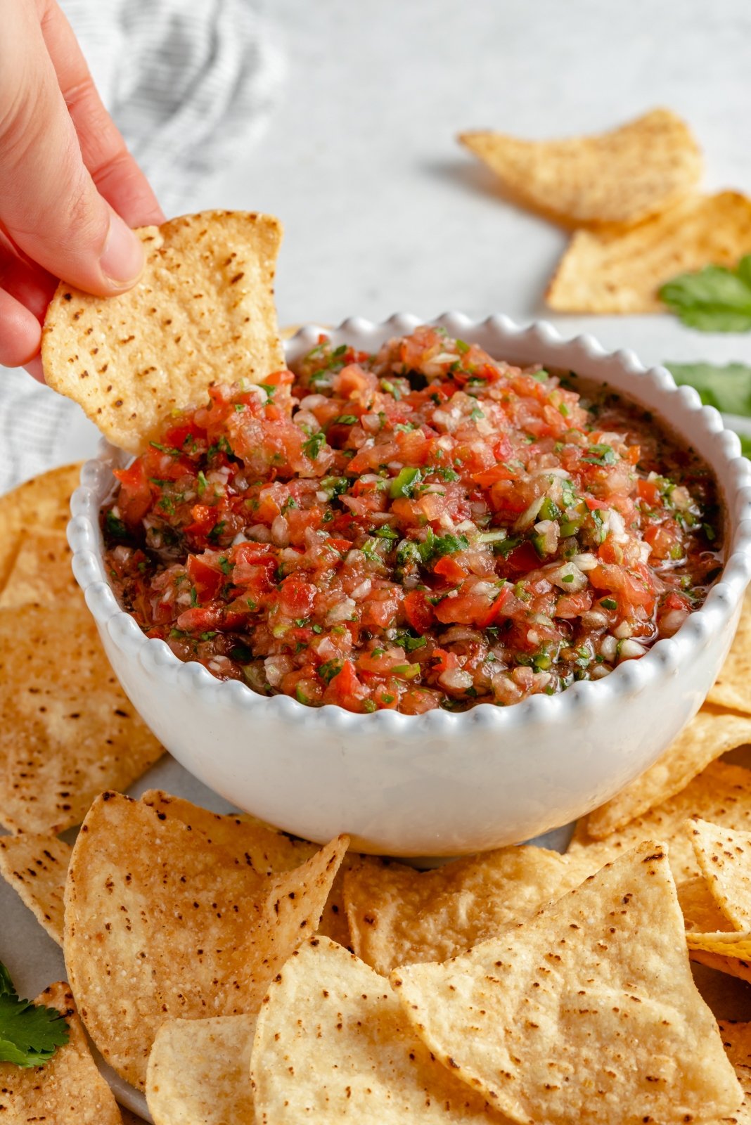¡31 deliciosas recetas de temporada para cocinar en agosto! Estas recetas saludables de verano usan productos frescos como tomates, duraznos, maíz dulce y calabacín. Encontrarás ensaladas frescas, cenas deliciosas y muchos postres para hacer. Estás satisfecho todo ¡Perfecto para un picnic, comida compartida o preparación de comidas entre semana! Dip chips en salsa de tomate casera