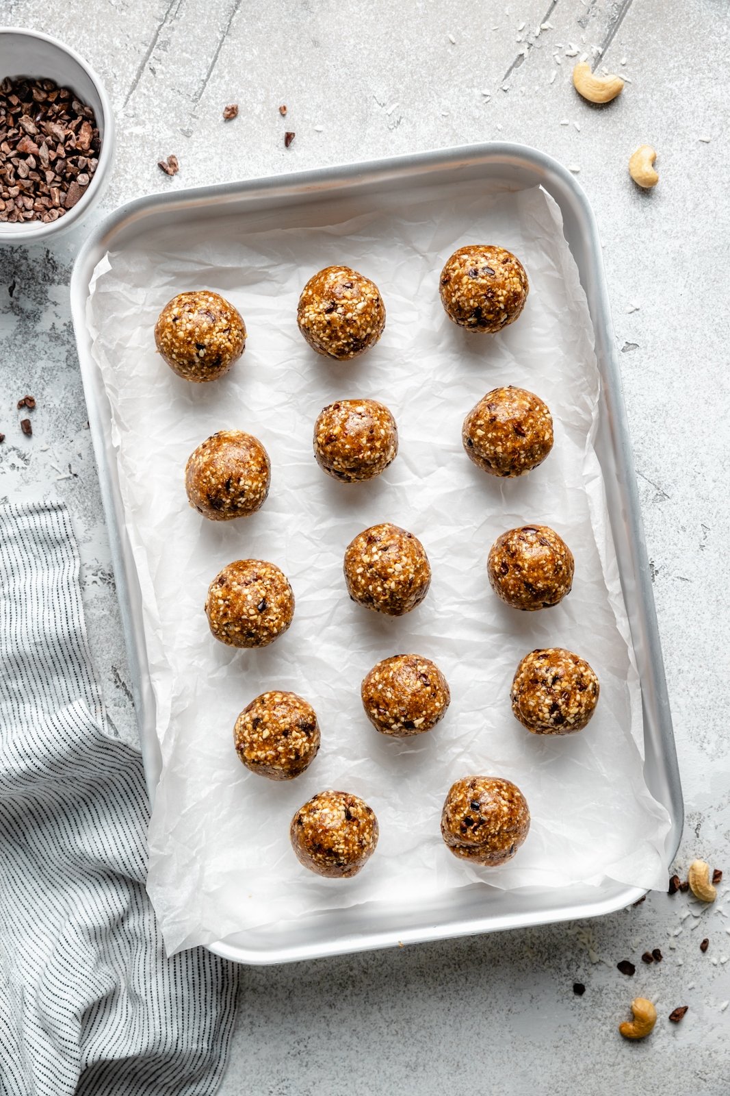 ¡Simples y deliciosas fichas energéticas de anacardo de coco con caramelo salado repletas de proteínas y grasas saludables! Estas fichas energéticas de anacardo de coco no contienen gluten, cereales, son veganas y están endulzadas de forma natural con dátiles Medjool. Directamente del frigorífico o del congelador para una ¡refrigerio saludable o desayuno para llevar! Bolas energéticas de marañón en una sartén de coco sin hornear