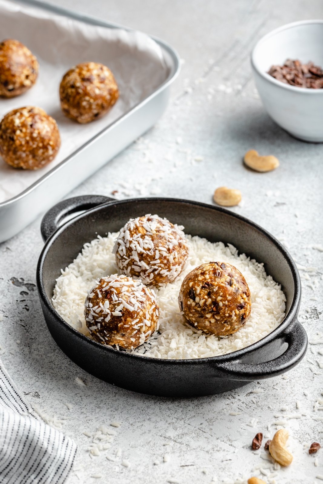¡Simples y deliciosas fichas energéticas de anacardo de coco con caramelo salado repletas de proteínas y grasas saludables! Estas fichas energéticas de anacardo de coco no contienen gluten, cereales, son veganas y están endulzadas de forma natural con dátiles Medjool. Directamente del frigorífico o del congelador para una ¡refrigerio saludable o desayuno para llevar! Rollos de coco energéticos de anacardos y coco