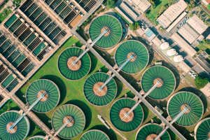 Planta de tratamiento de agua con vista superior aérea para purificación de agua o protección ambiental.