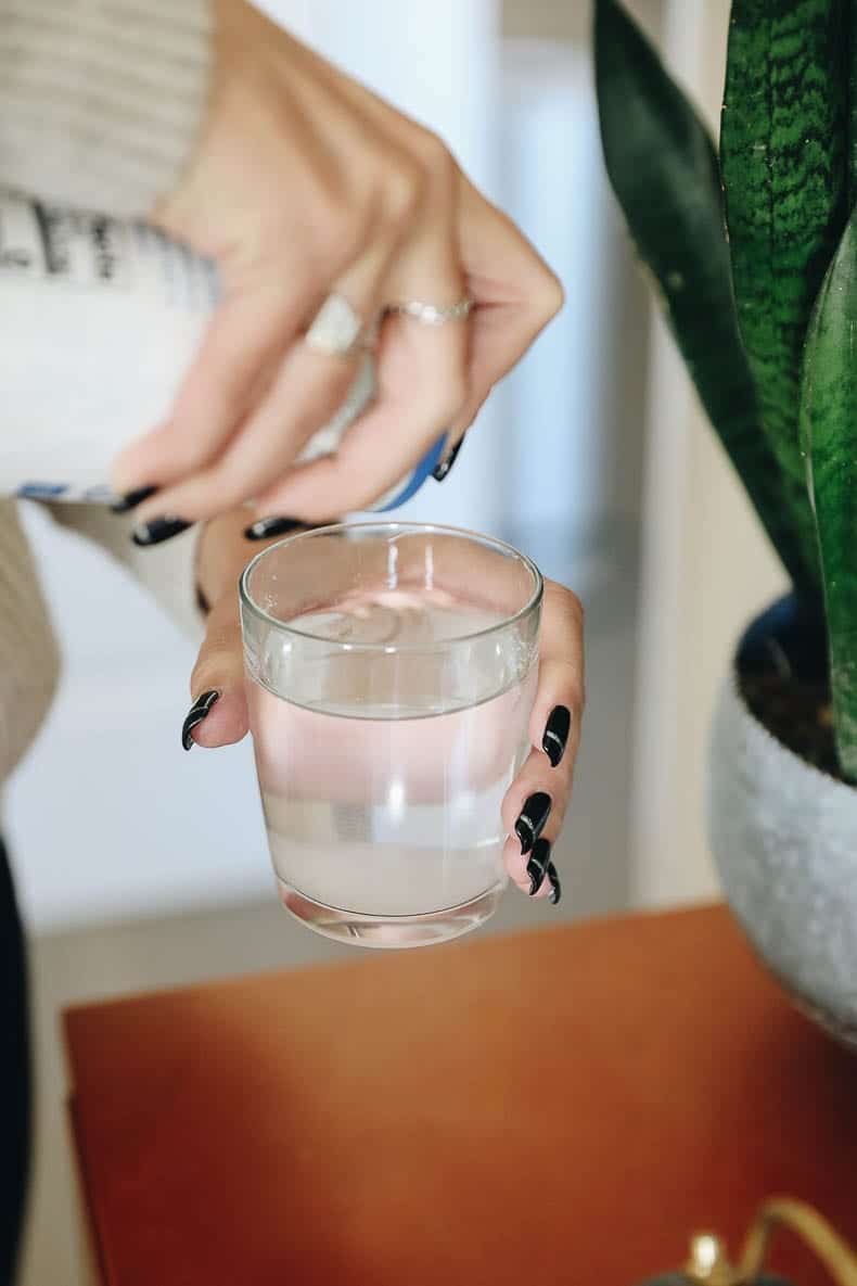 Cómo deshacerse del dolor de garganta: hacer gárgaras con agua salada.
